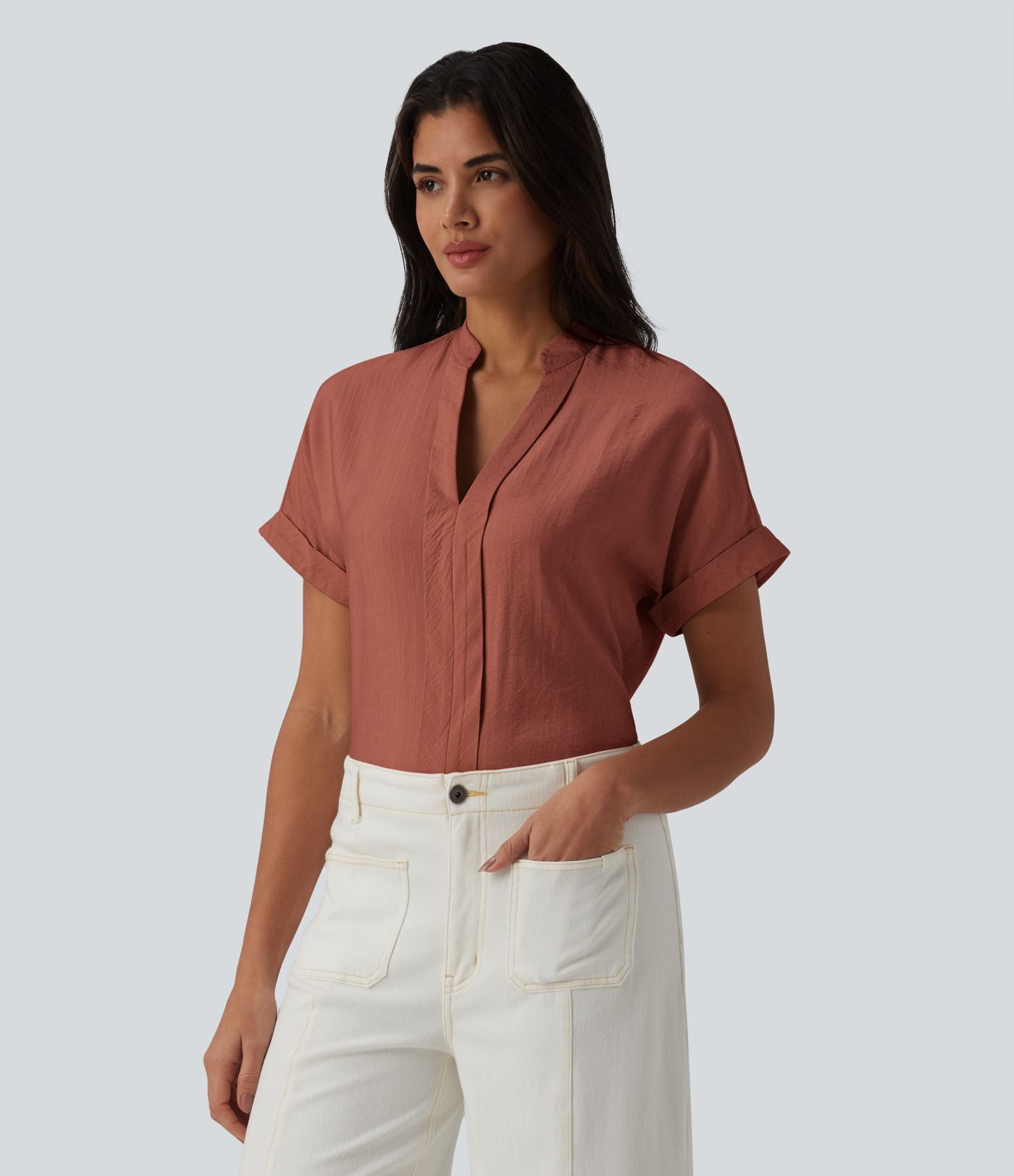 Chemise col V manches courtes aspect lin pour le bureau