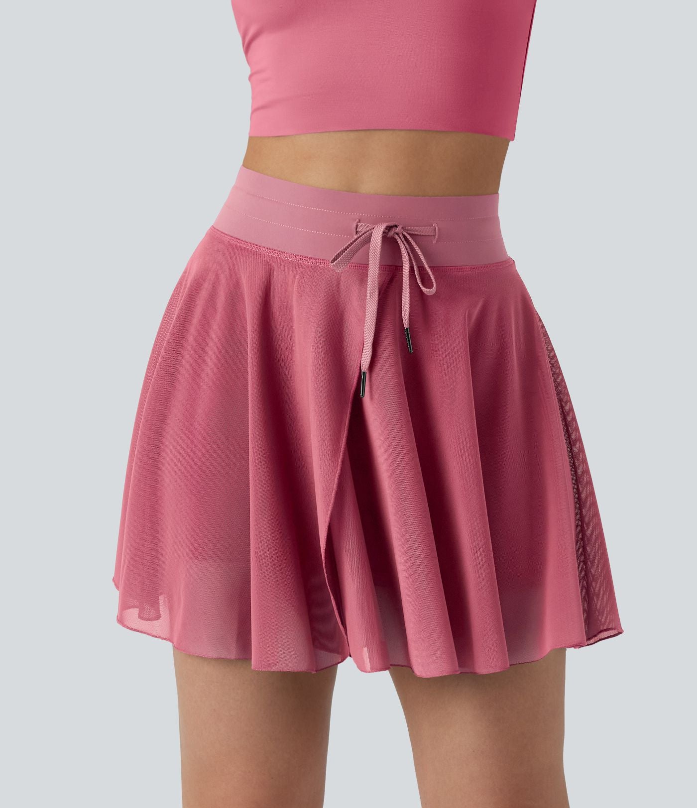 Jupe mini fluide évasée 2-en-1 taille haute à cordon, empiècements en mesh contrastant, avec poche, version plus longue
