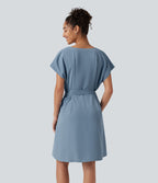 Robe mini esprit bureau défroissage facile, col V, ceinture, manches chauve-souris et poches