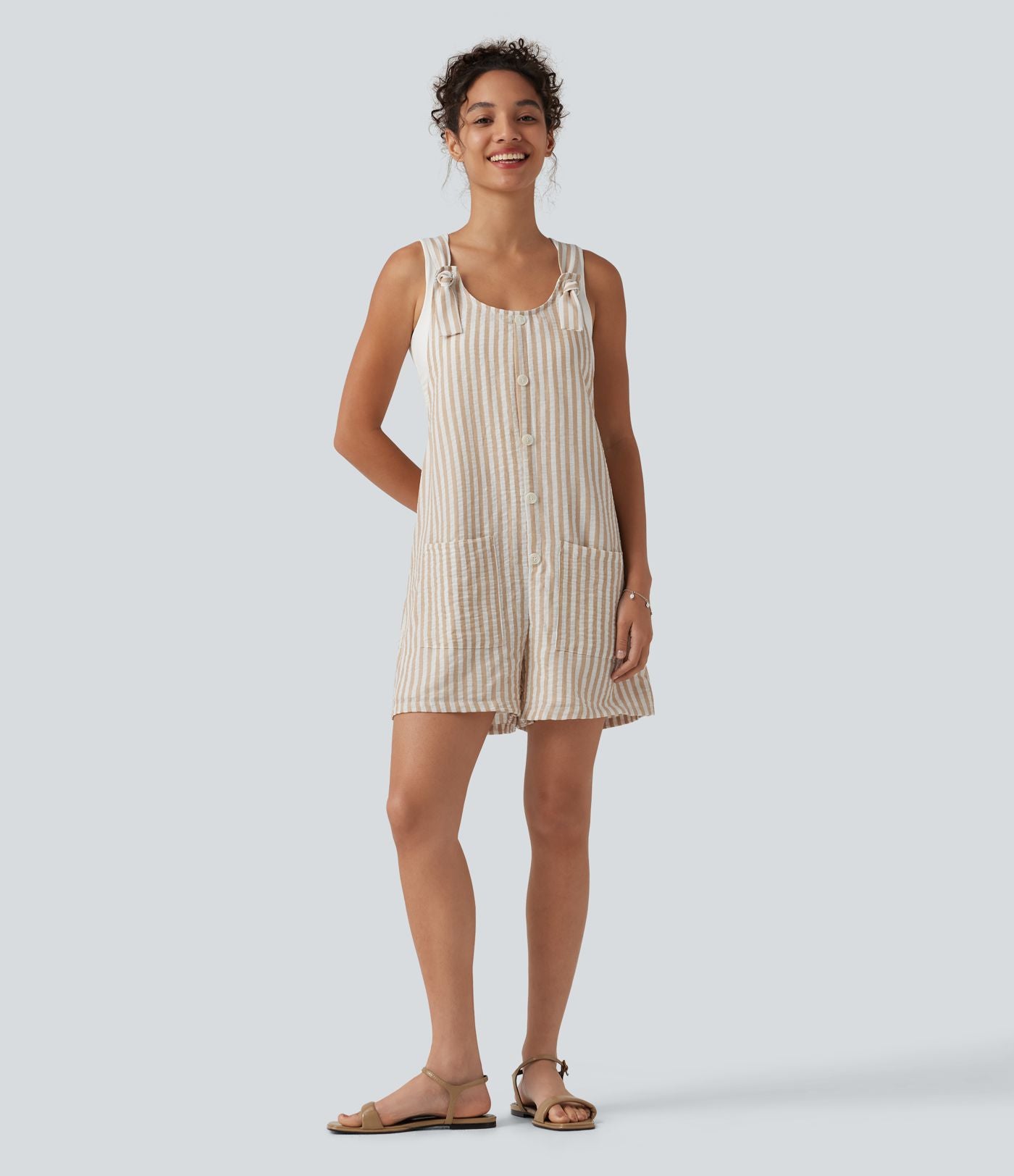 Salopette short casual rayée à toucher lin avec bretelles nouées et poches