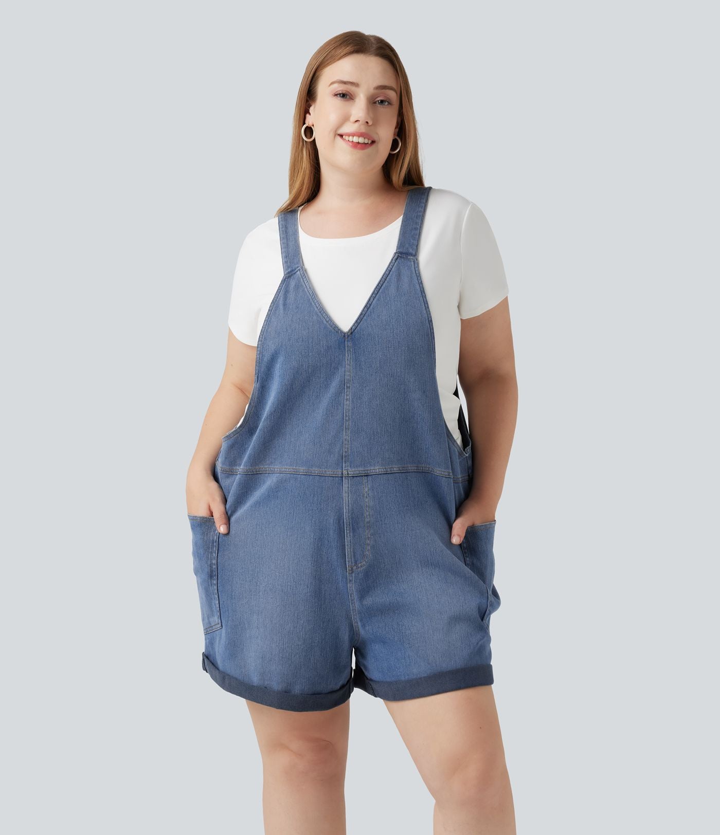 Salopette-short délavée grande taille en Jean Halara Flex™ Denim à col V avec ourlets retroussés et poches