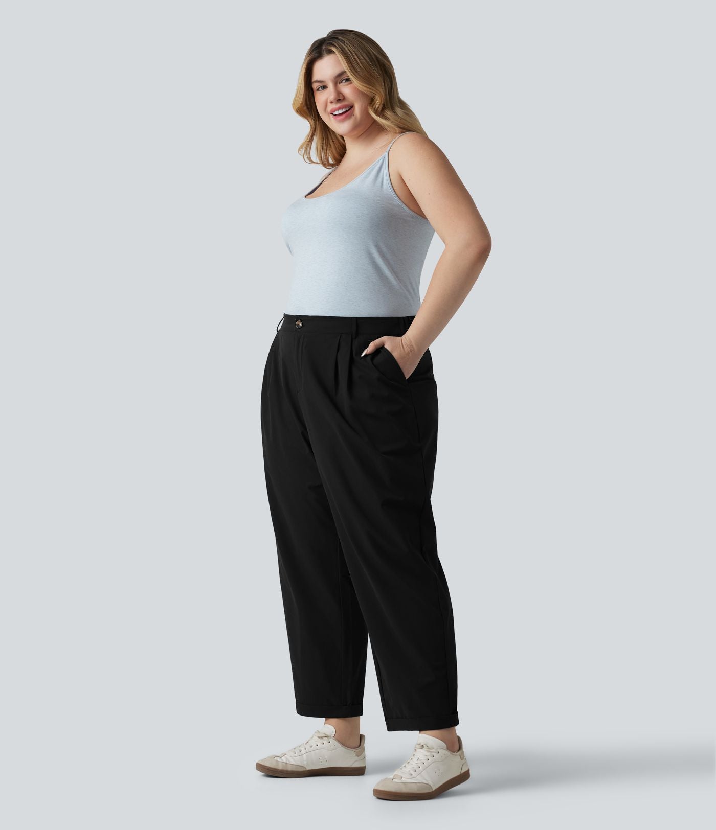 Pantalon grande taille en popeline stretch taille haute, plissé avec ourlet roulotté, longueur 7/8, coupe fuselée, avec poches