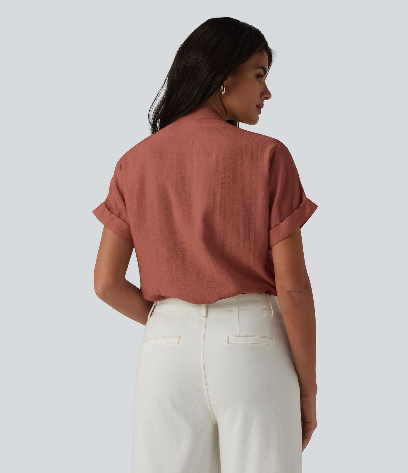 Chemise col V manches courtes aspect lin pour le bureau