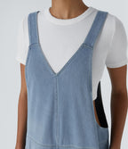 Salopette décontractée Halara Flex™ en denim extensible délavé, col V et poches latérales