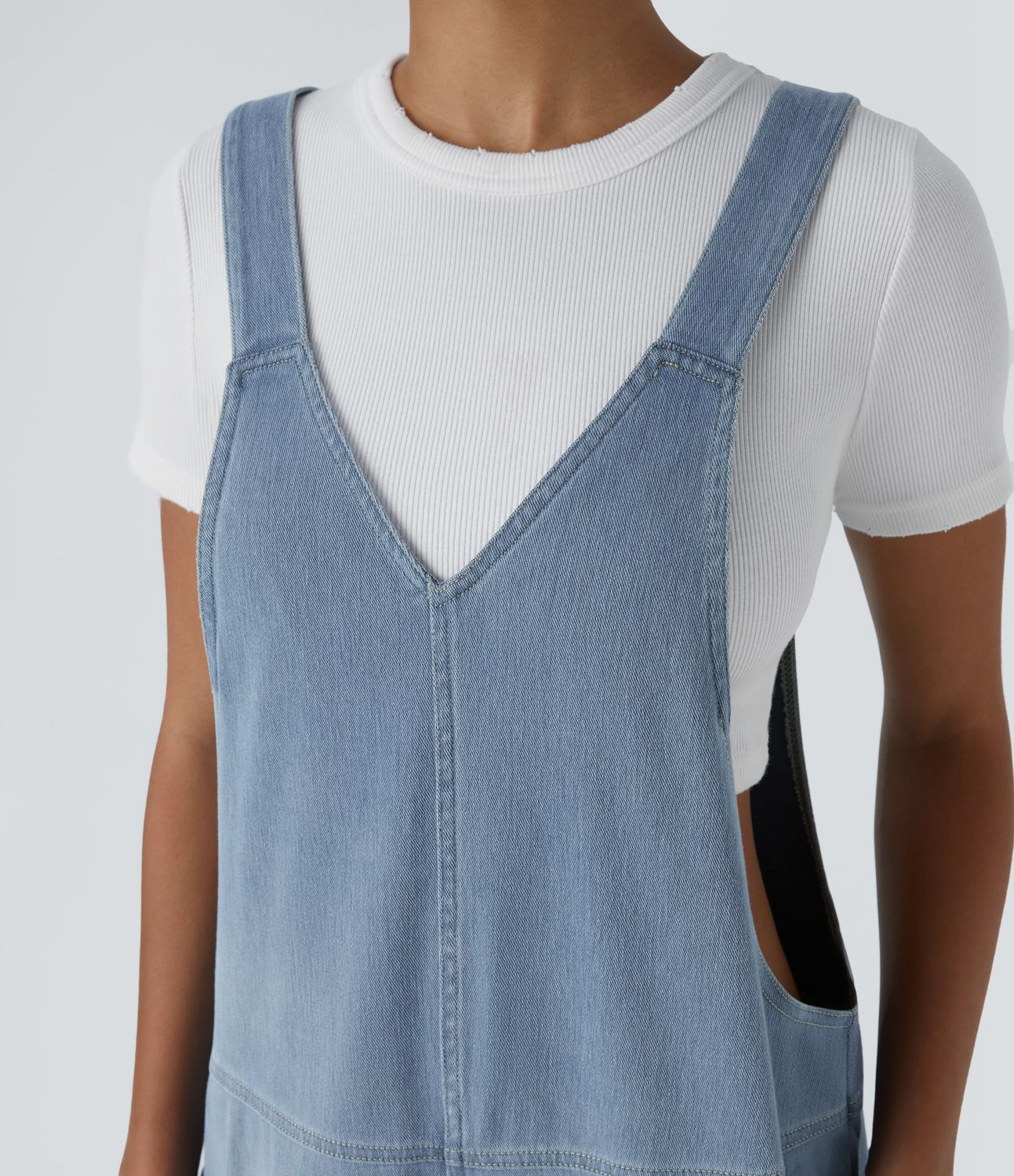 Salopette décontractée Halara Flex™ en denim extensible délavé, col V et poches latérales