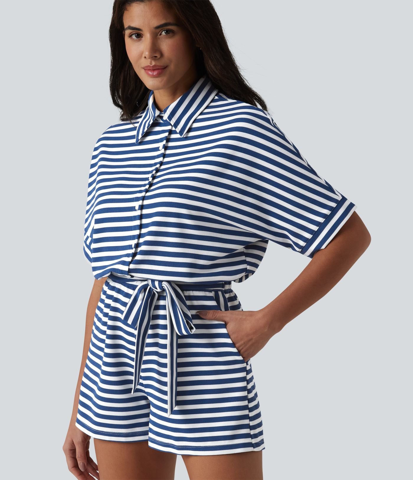 Combinaison-short casual en tissu gaufré rayé à manches mi-longues avec ceinture et poches — Easy Peasy