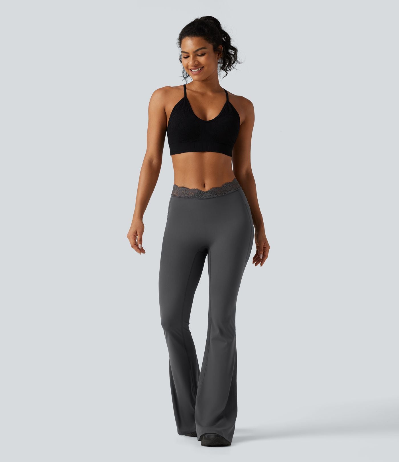 Halara UltraSculpt™ Legging évasé de yoga taille haute en V avec dentelle contrastée et poches