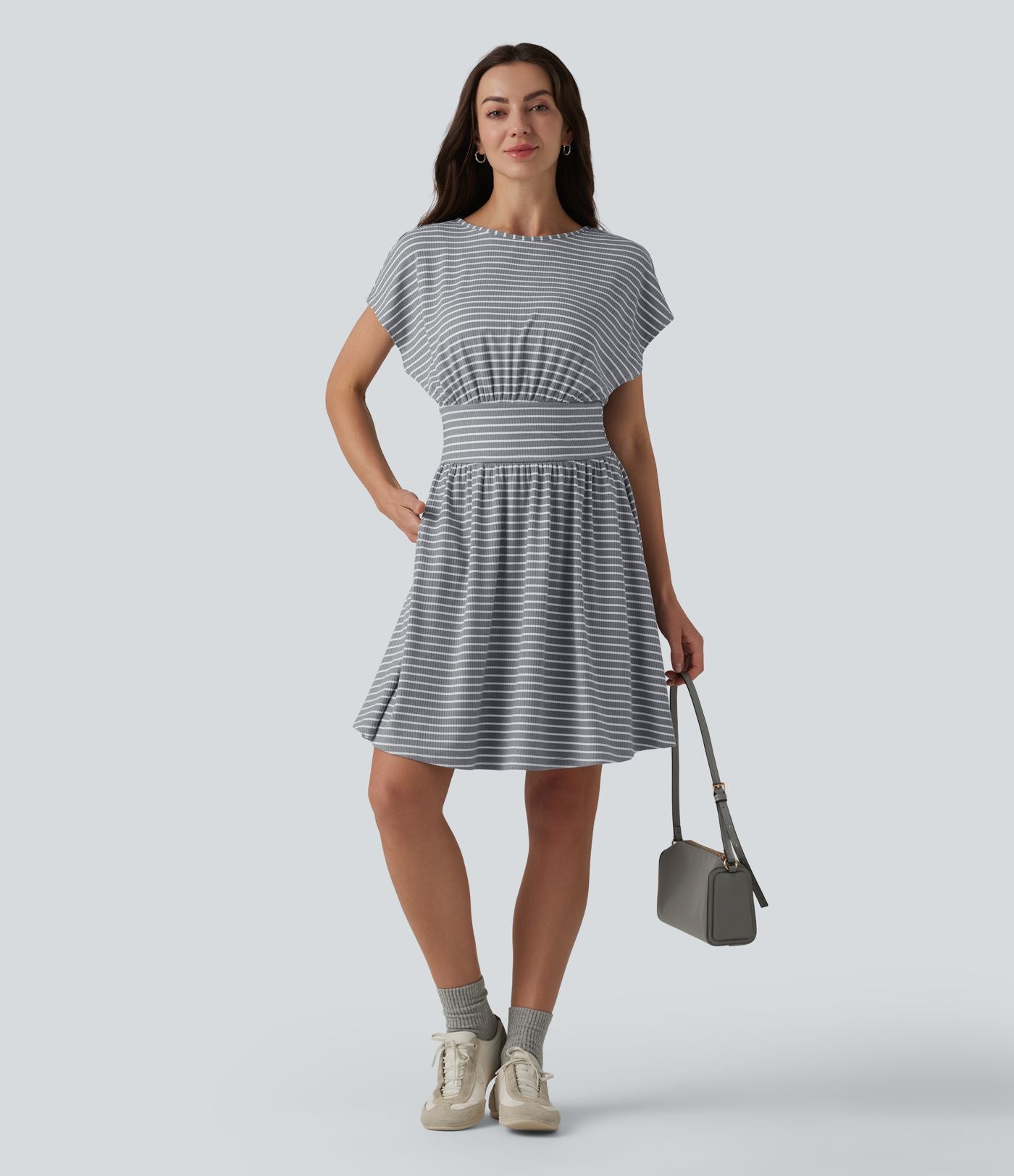 Robe courte fluide col rond manches courtes à rayures avec brassière intégrée et poches