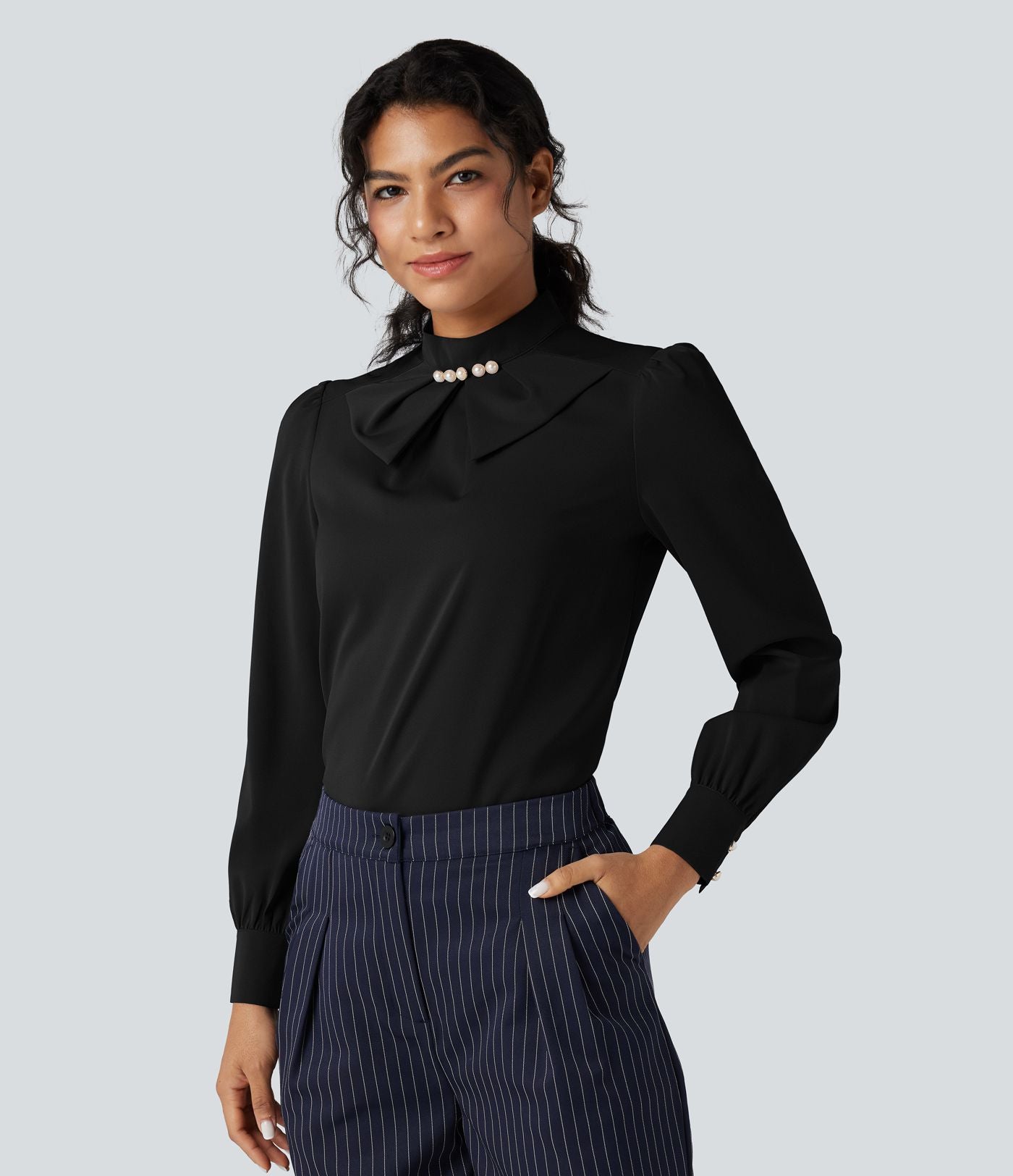 Chemise esprit bureau défroissage facile avec col lavallière, manches longues bouffantes et zip invisible au dos