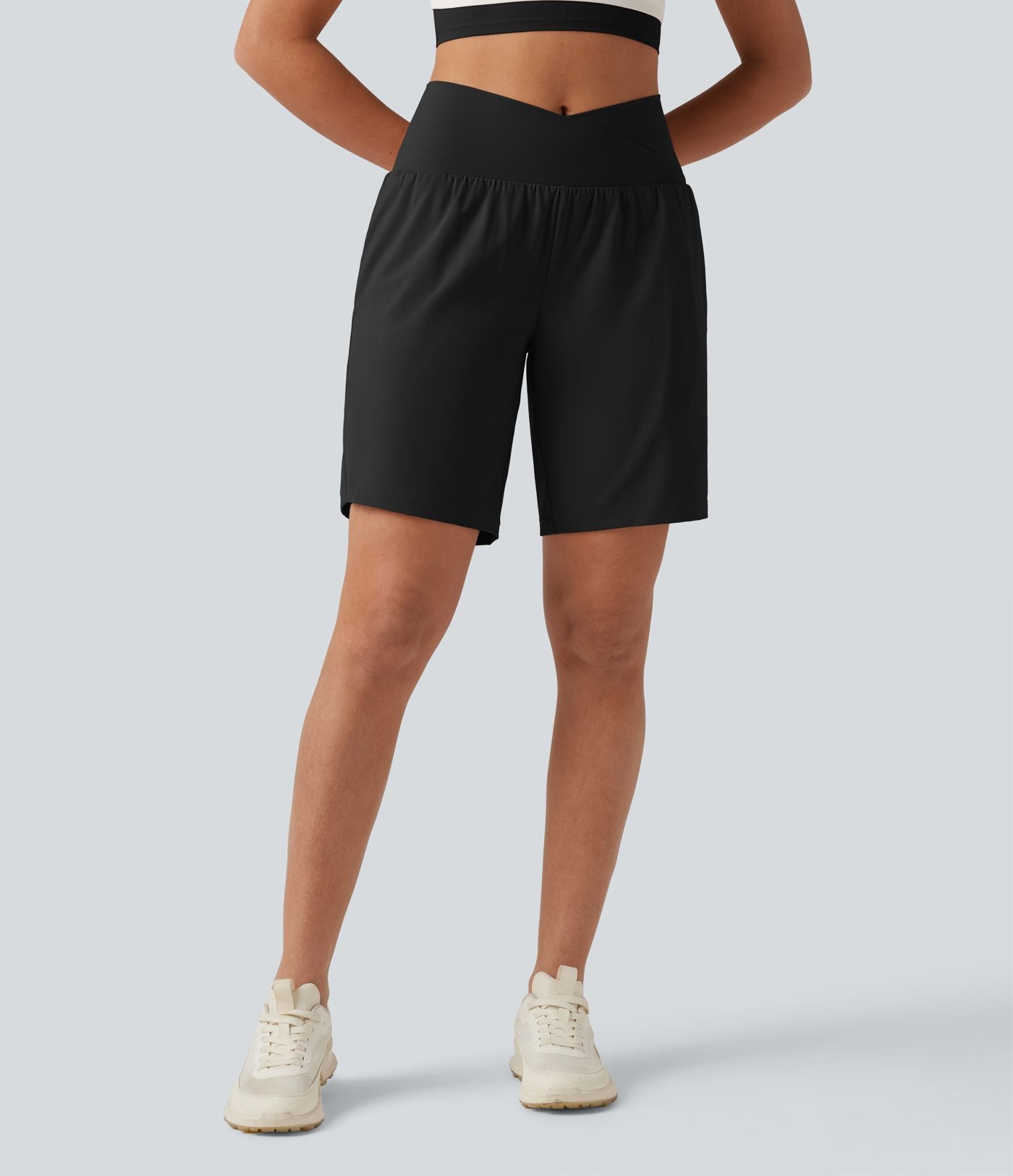 Short de yoga 2-en-1 taille haute croisée en SoftlyZero™ Airy à effet frais InstantCool 22,9 cm avec poches