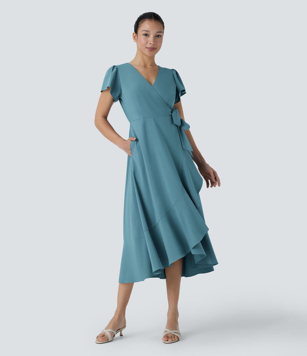 Robe décontractée midi Breezeful™ fluide à col V, manches courtes, design enveloppant, liens sur les côtés, poches latérales, volants et séchage rapide
