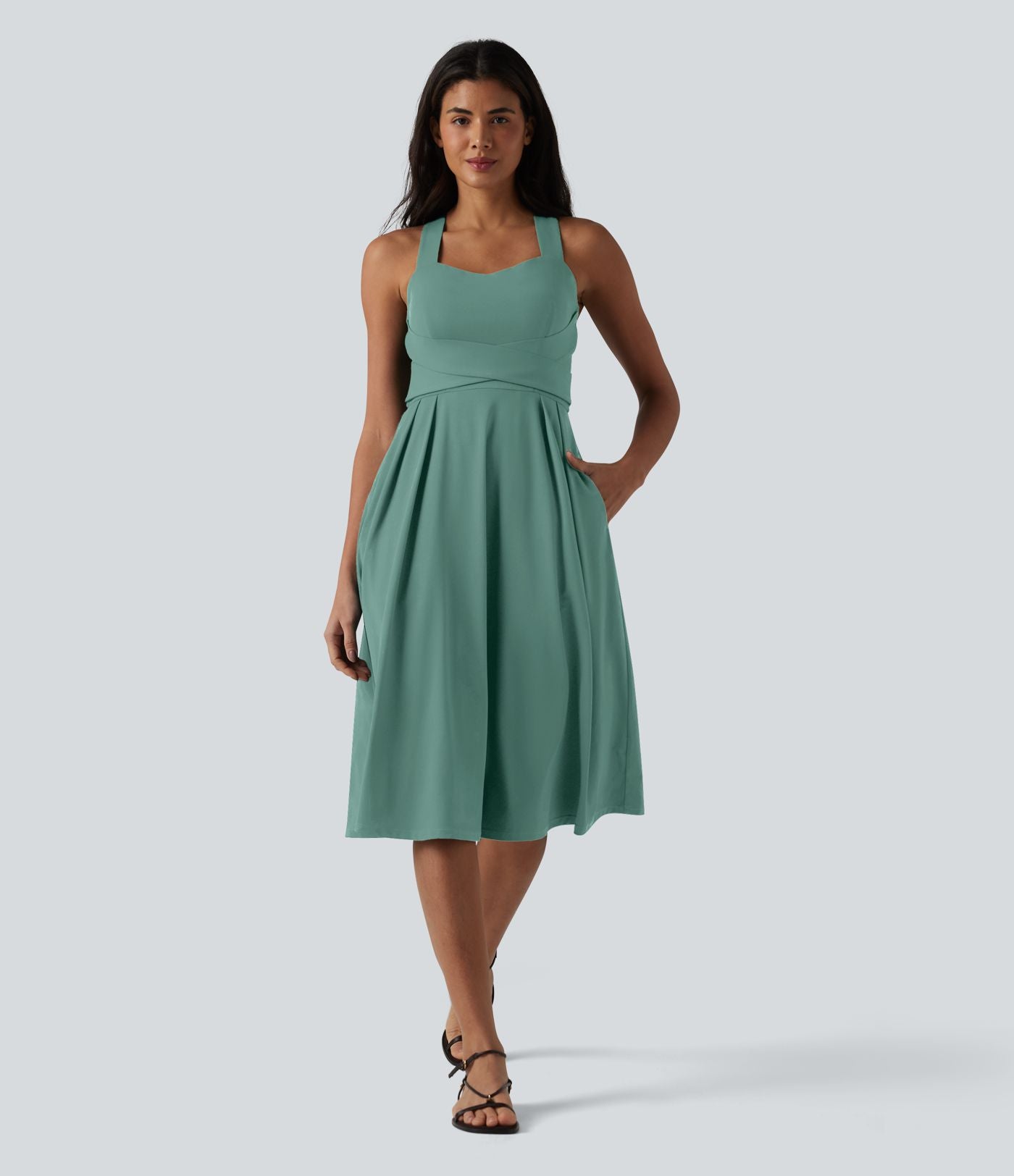 Robe midi fluide sans manches décolleté cœur avec bretelles croisées, nœud dans le dos et poches
