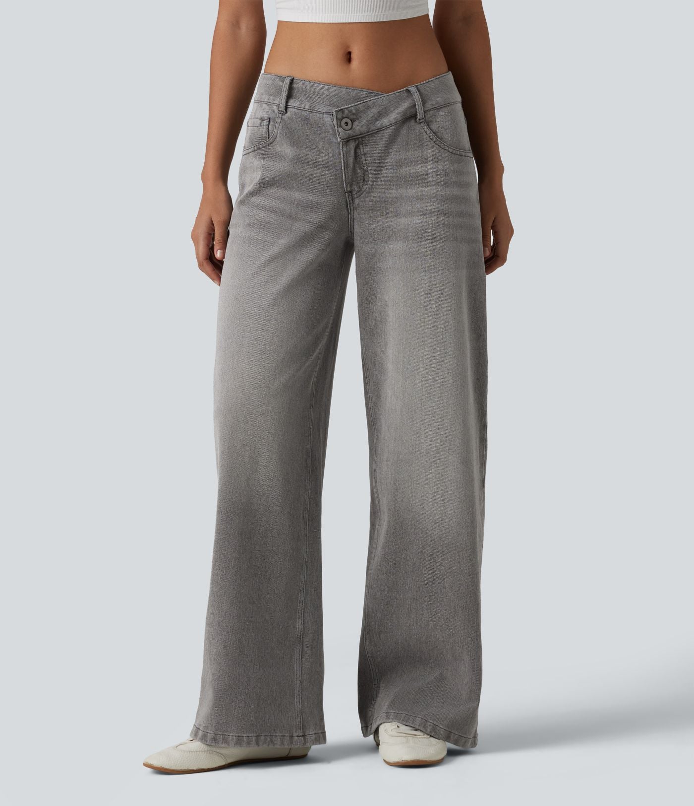 Halara Flex™ Jean large asymétrique taille basse avec bouton, fermeture éclair et poches multiples, délavé et extensible en maille