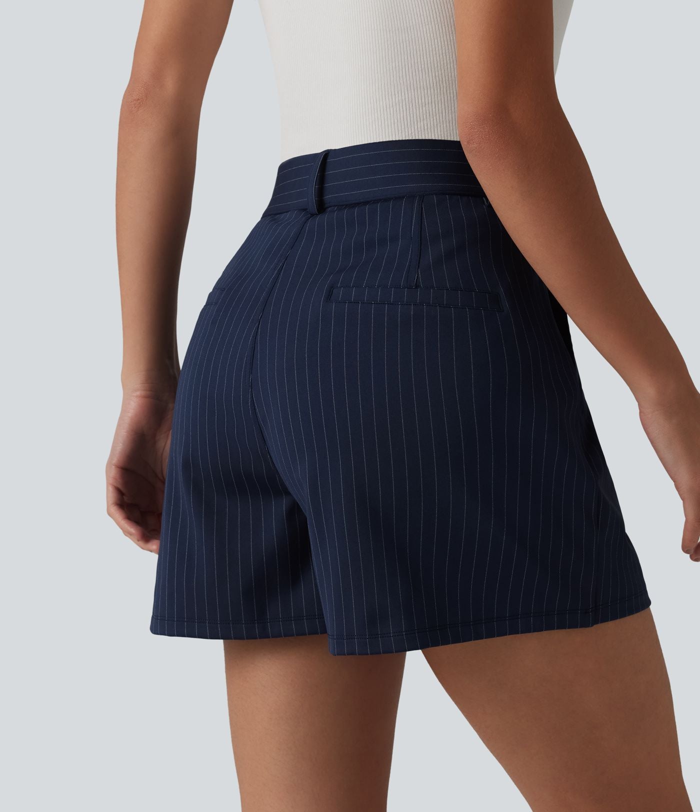 Short tailleur ample à rayures plissées taille haute avec poches