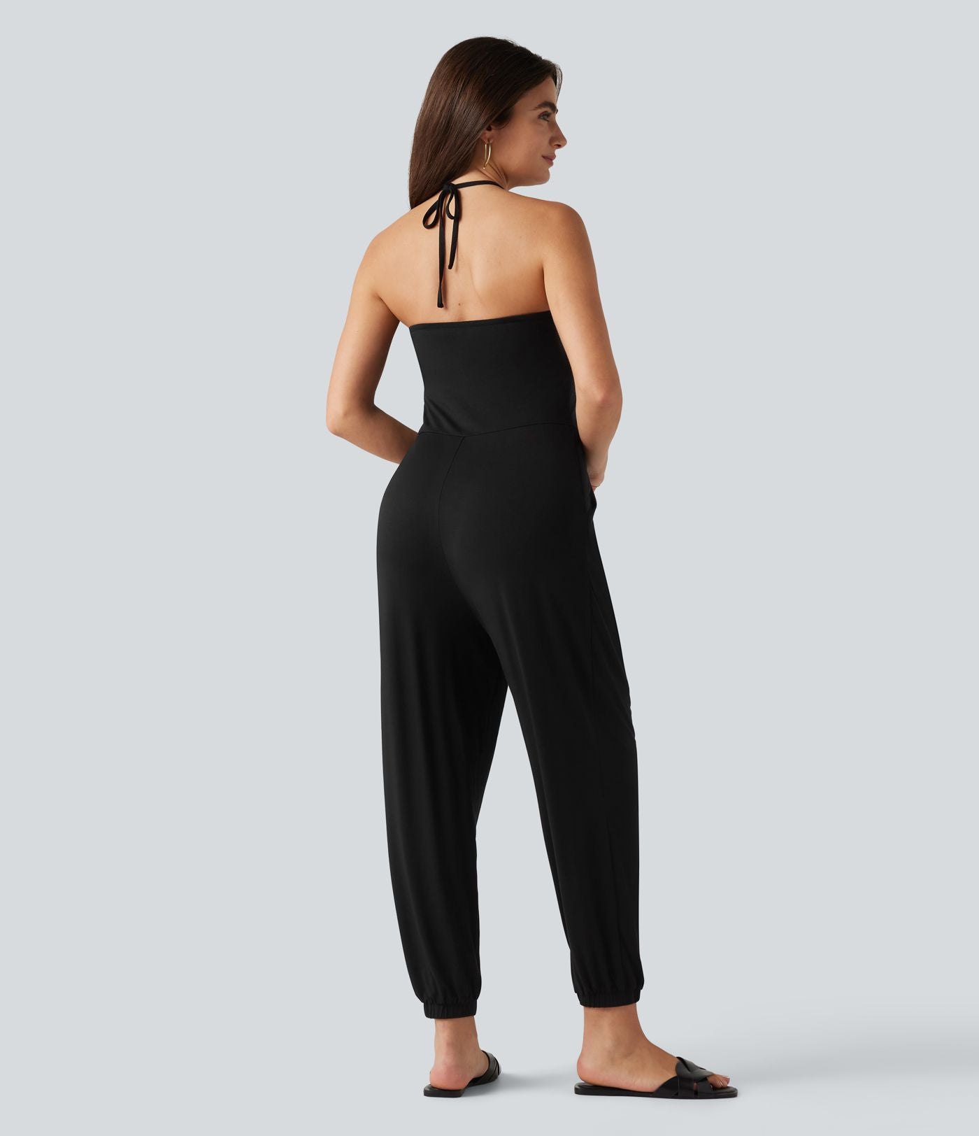 Combinaison-pantalon fuselée de style resort avec soutien-gorge intégré et dos nu à nouer, dotée de poches