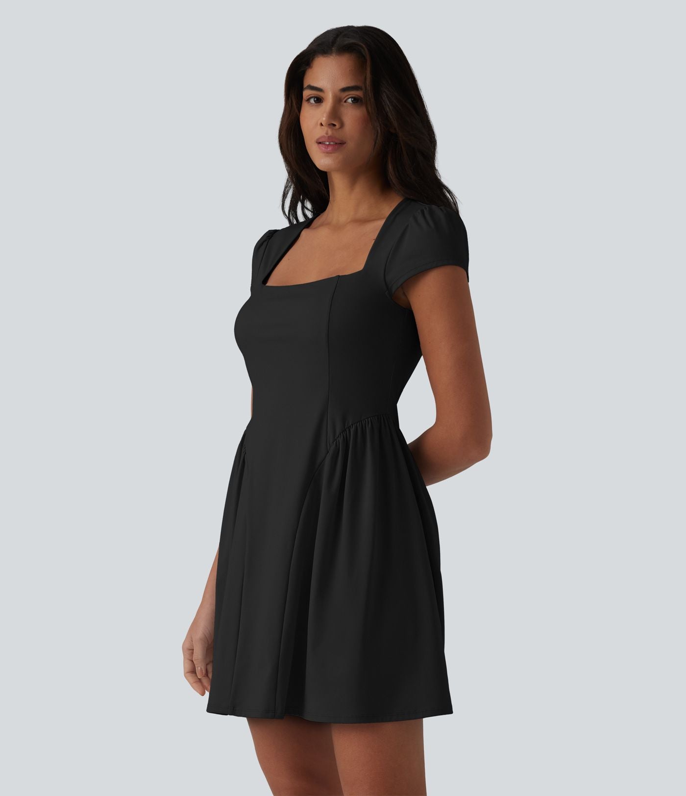 Robe courte casual à manches courtes, encolure carrée et soutien-gorge intégré