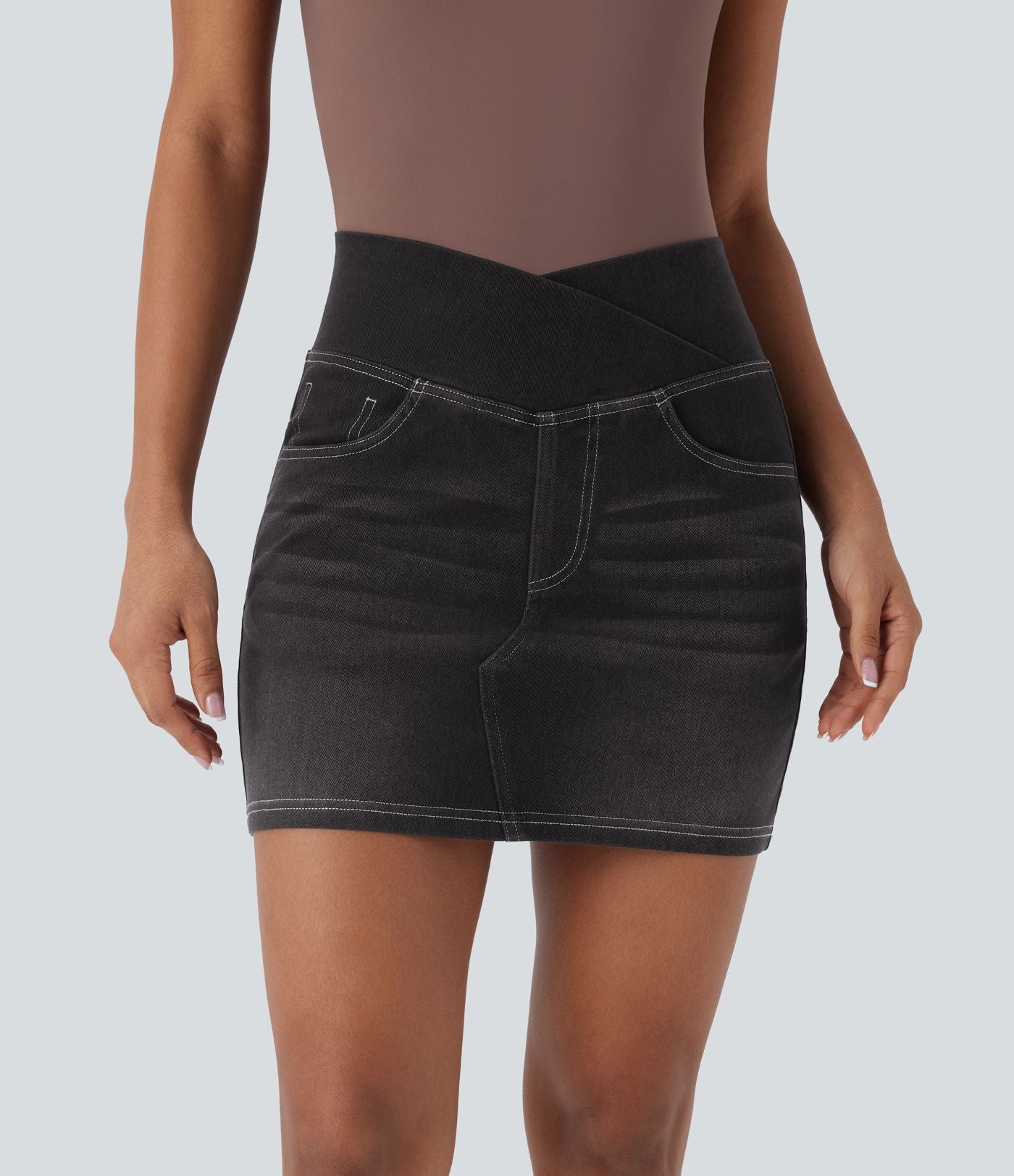 Halara Flex™ Jupe en Jean courte en maille extensible délavée à taille haute croisée avec poches multiples
