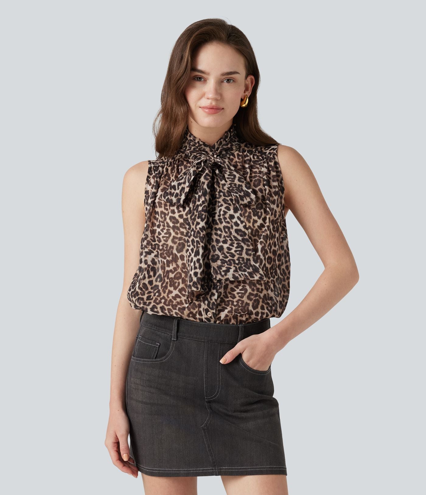 Blouse de travail en mousseline col cheminée avec nœud, sans manches, imprimé léopard