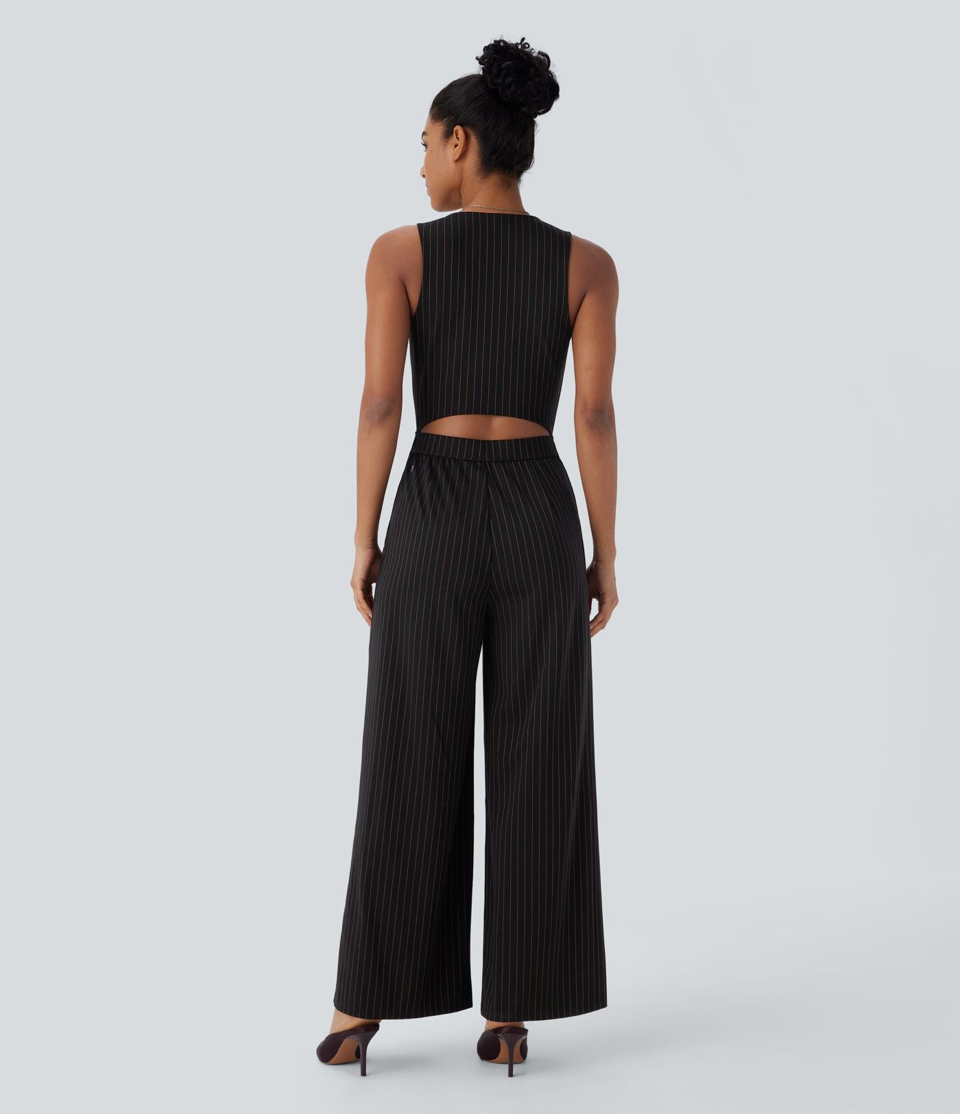 Combinaison tailleur rayée à jambes larges, décolleté en V, découpe et poches