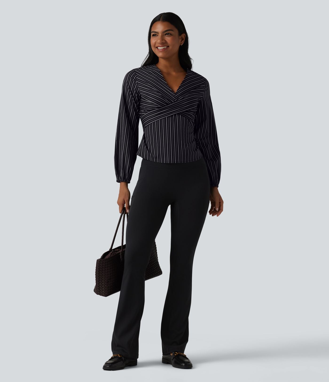 Blouse de travail rayée à col V, manches longues et dos noué