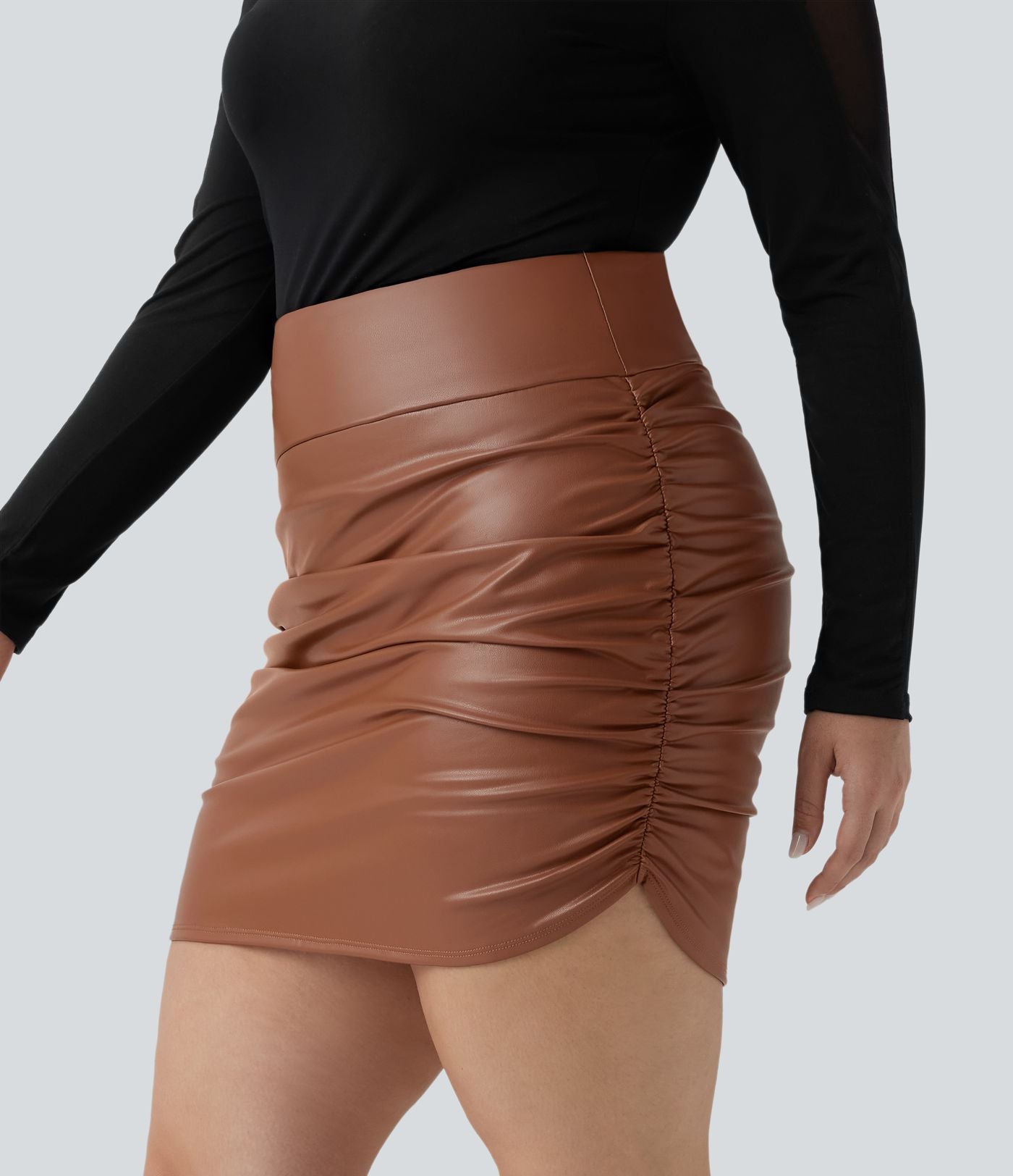 Jupe mini moulante grande taille 2-en-1 en molleton et tissu enduit taille haute gainante avec fronces et ourlet arrondi