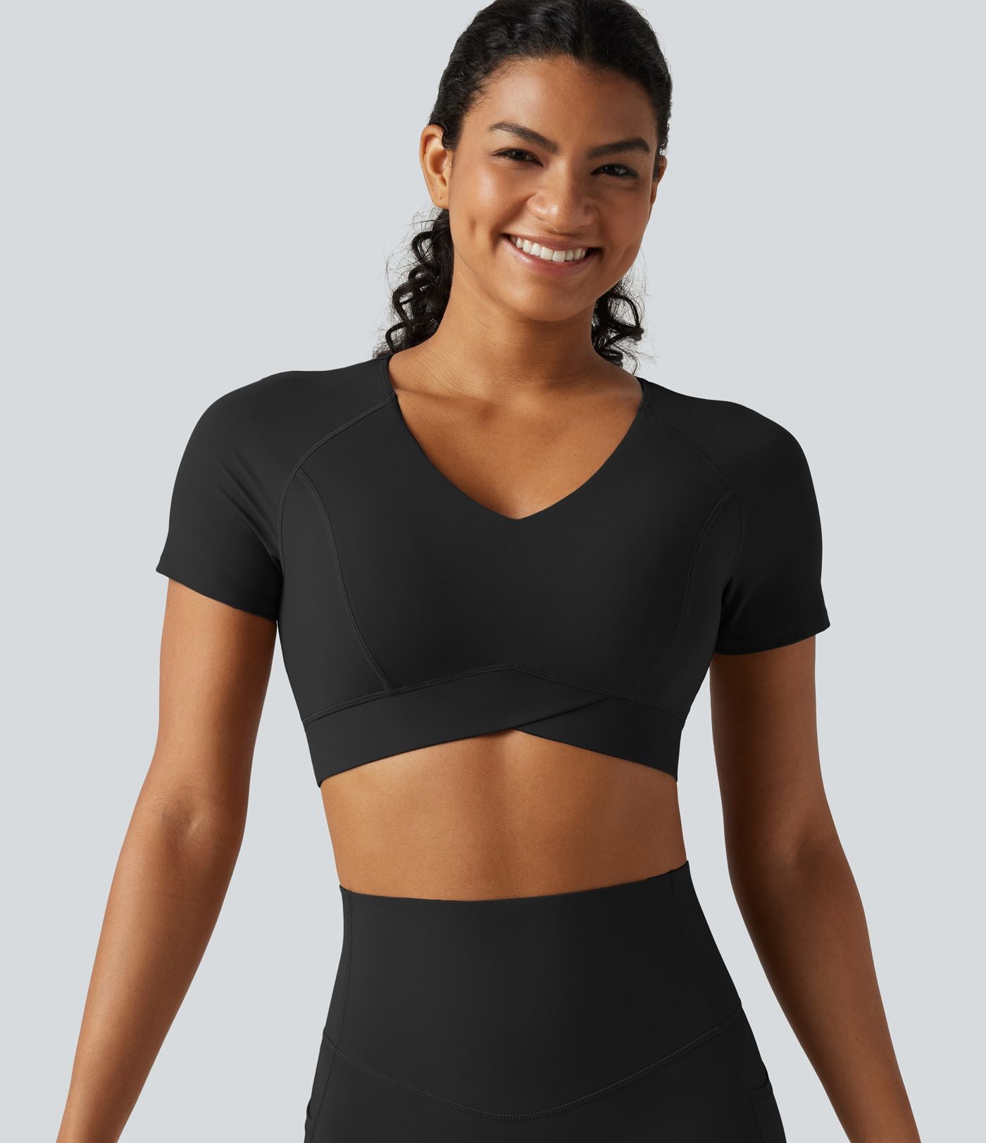 Haut de sport court Halara UltraSculpt™ à col V avec ourlet croisé, manches courtes, coussinets amovibles, bonnets E à G