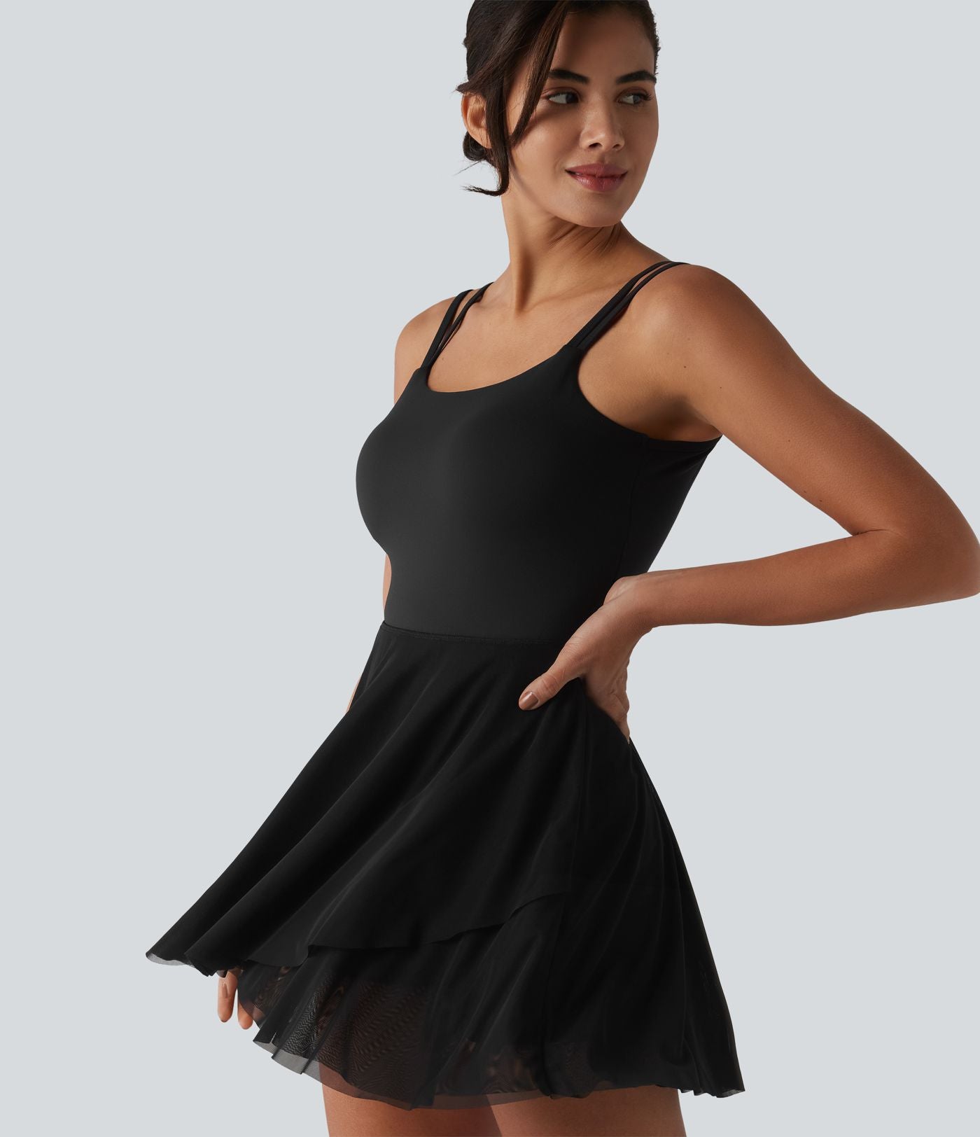 Robe de tennis courte 2-en-1 à bretelles SoftlyZero™ dos nu avec mesh contrasté, brassière intégrée et poches – Édition Easy Peasy – UPF 50+