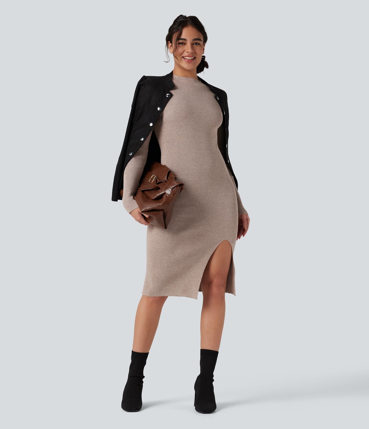 Robe pull mi-longue moulante fendue col montant manches longues