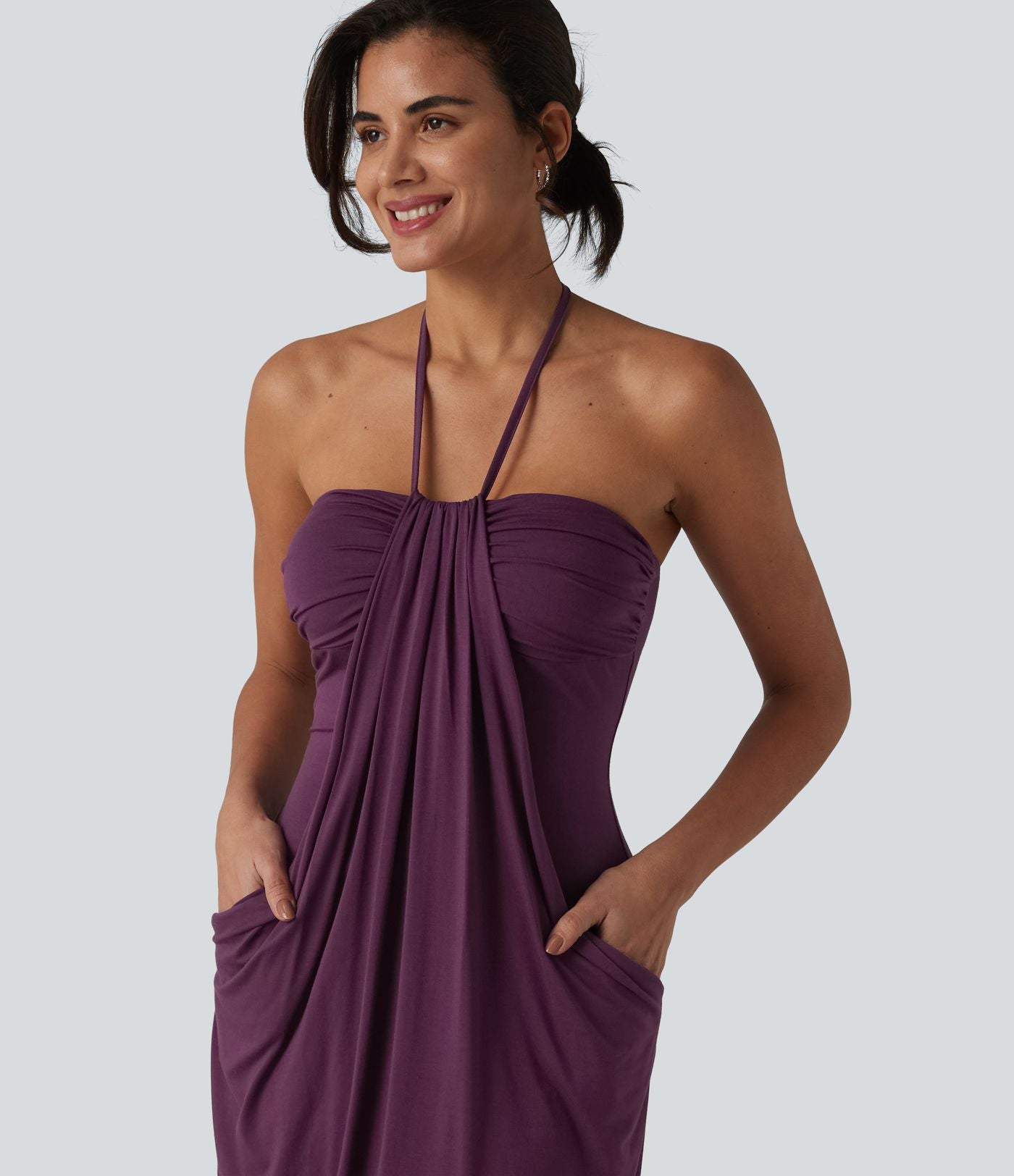 Robe resort mini dos nu à col licou avec lien noué dans le dos et poches