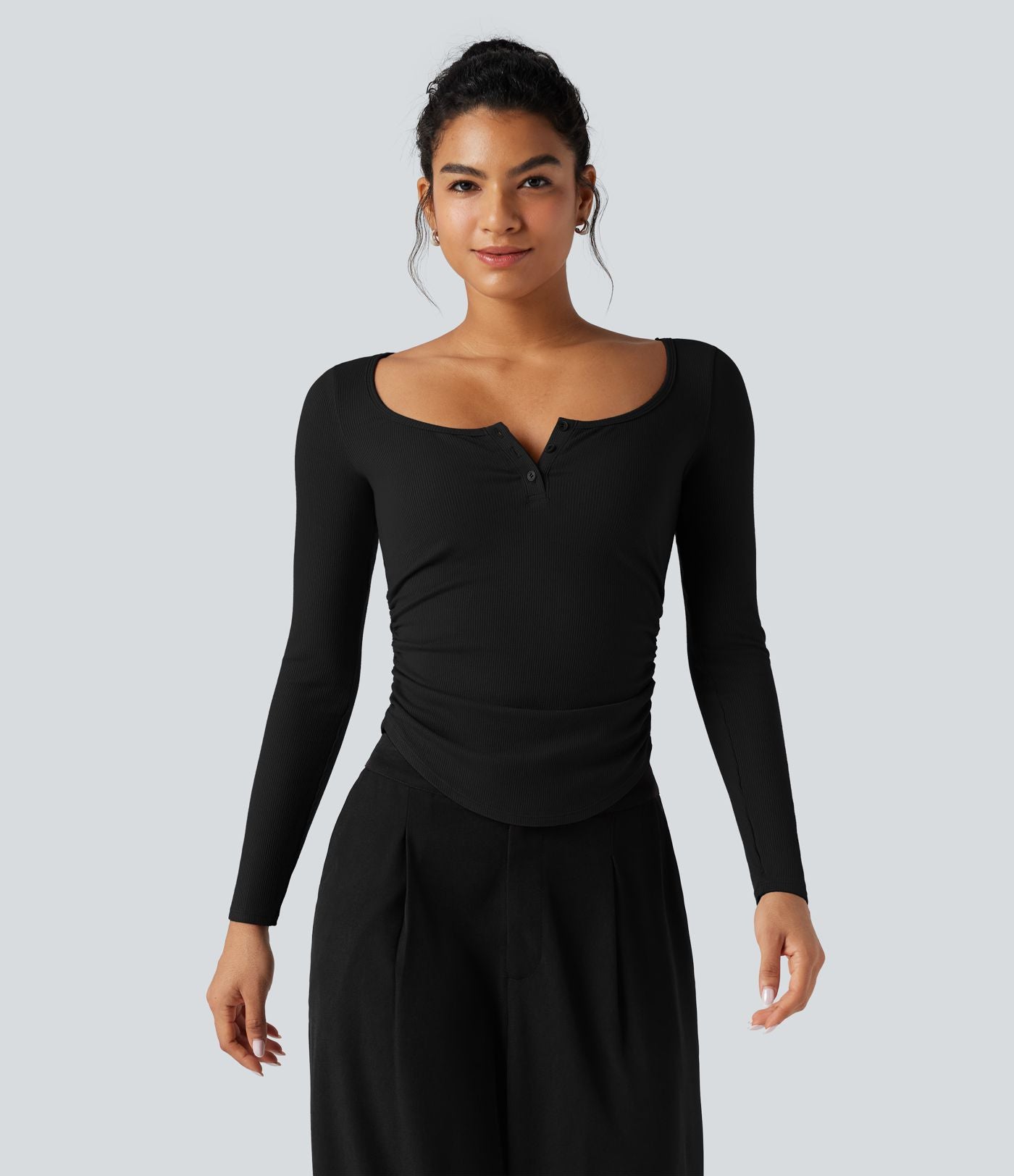 T-shirt tailleur côtelé col henley froncé ourlet arrondi manches longues