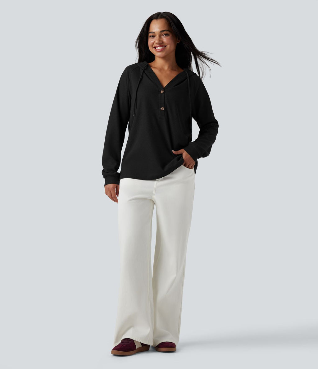 Top gaufré à capuche col Henley manches longues