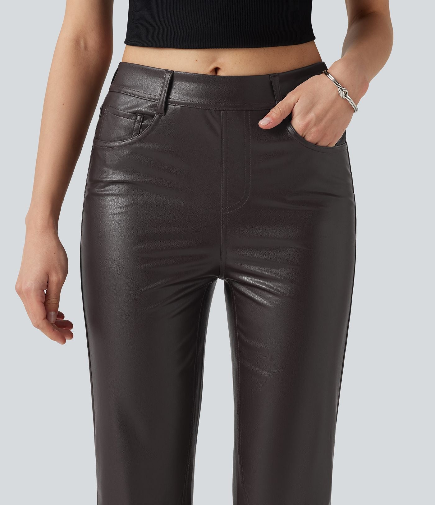 Pantalon bootcut taille mi-haute en simili stretch avec poches