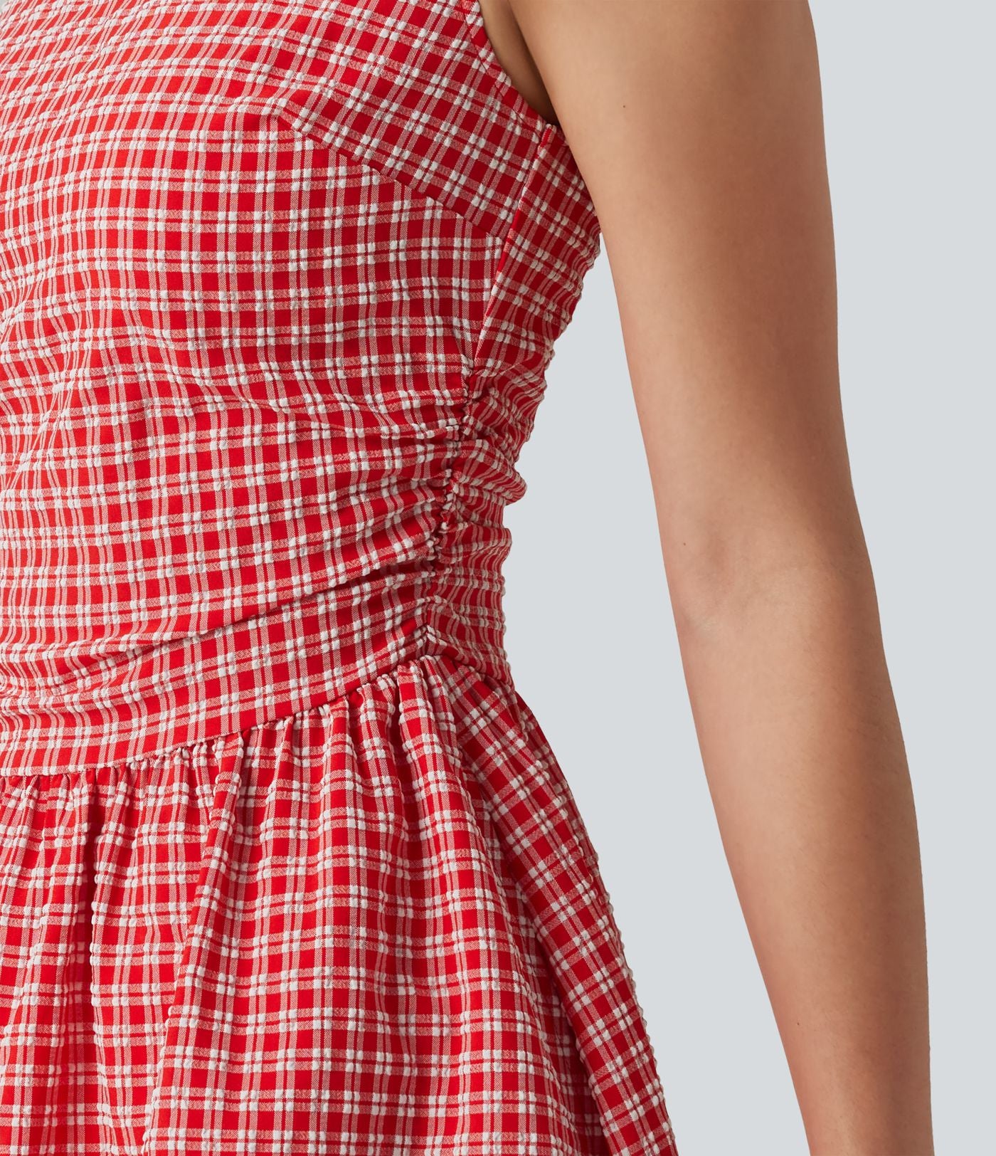 Robe mini trapèze vichy sans manches à col bateau, détails froncés, fermeture invisible et poches