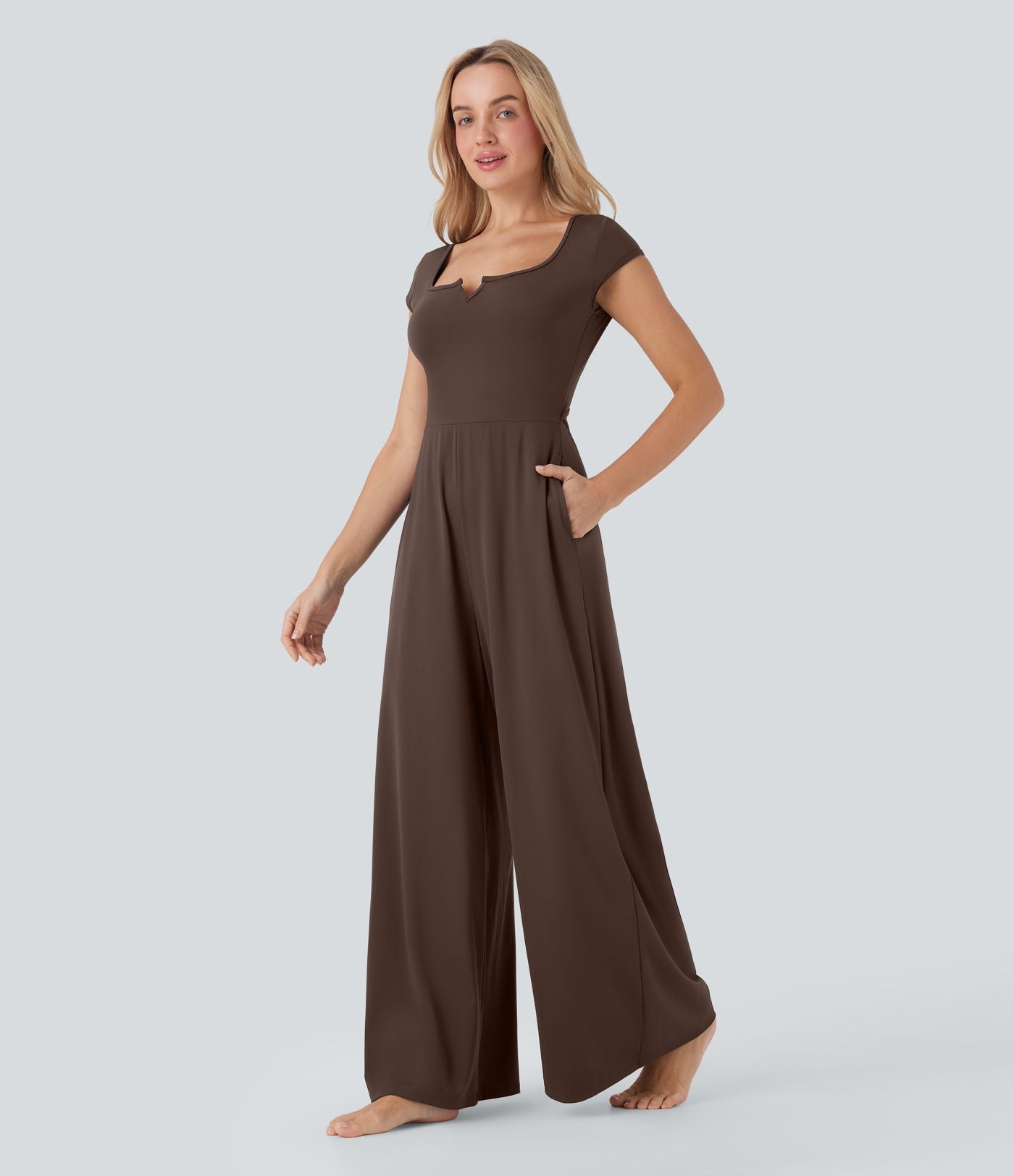 Combinaison de yoga Softlyzero™ Airy Cool Touch à col cranté, manches courtes, jambes larges et poches latérales - Édition Easy Peasy