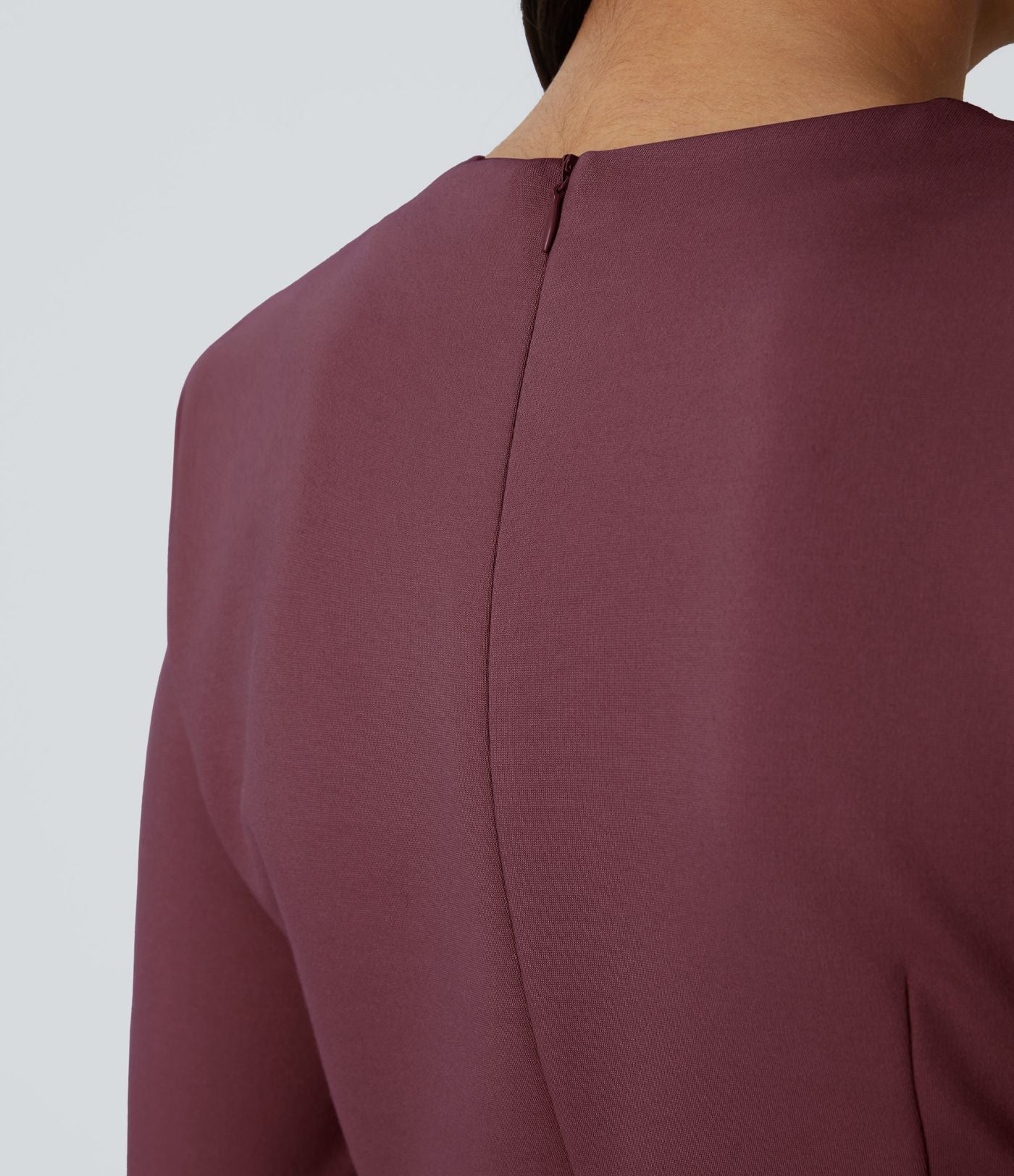 Robe de travail mini ajustée col rond à épaulettes à manches longues et ourlet