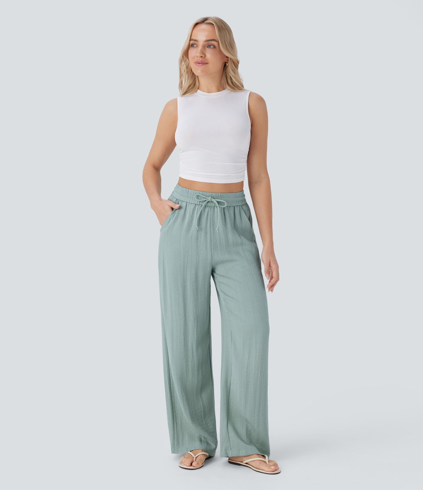 Pantalon large fluide taille haute avec cordon de serrage, poches latérales et aspect lin