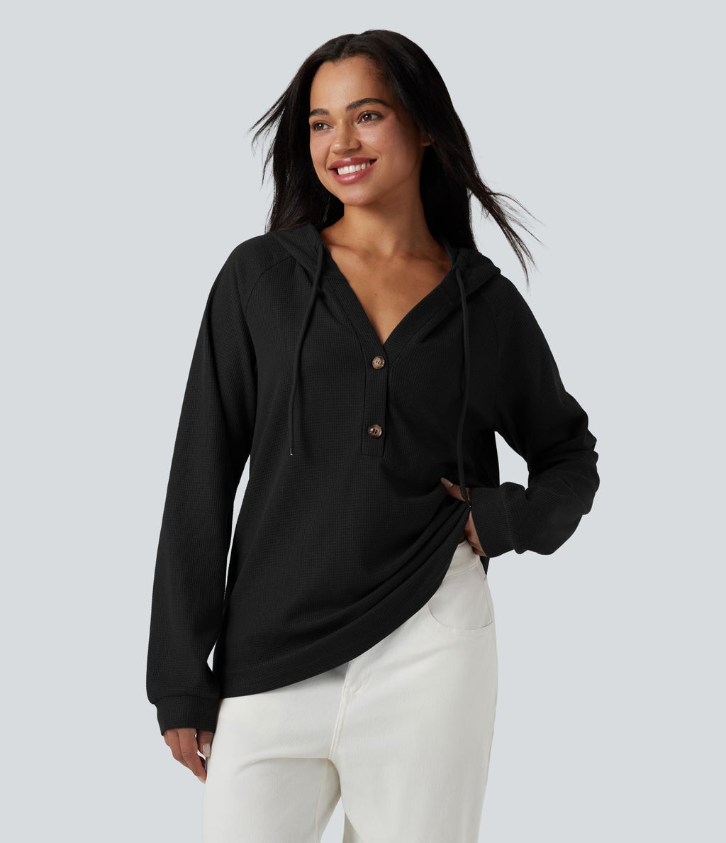 Top gaufré à capuche col Henley manches longues