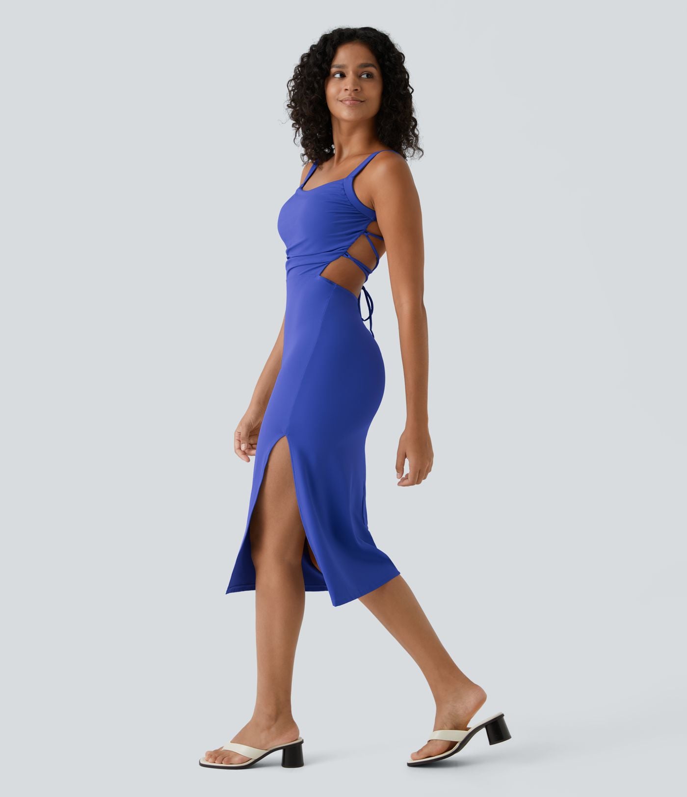 Robe midi laquée fendue, brassière intégrée, dos nu croisé