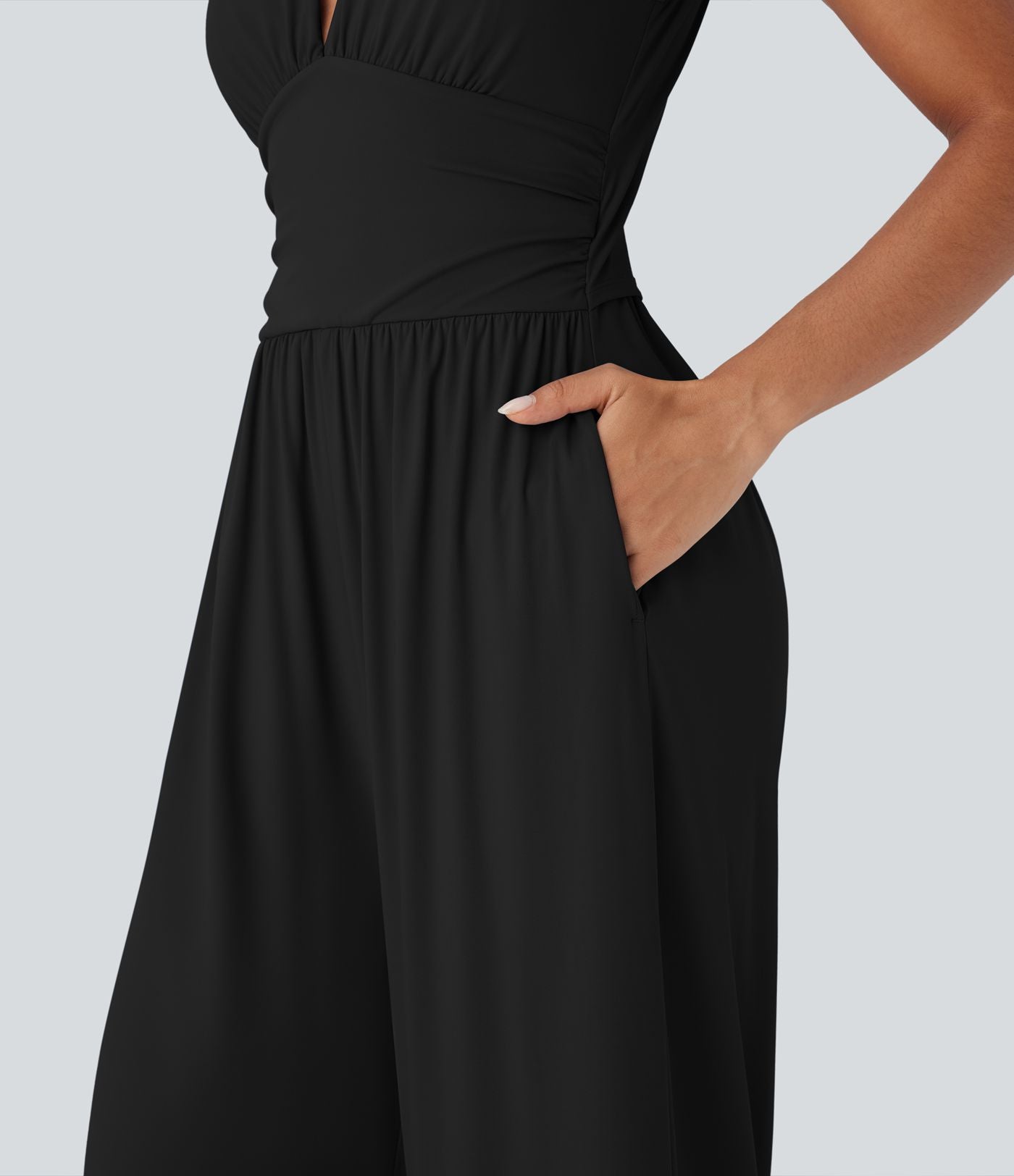 Combinaison décontractée SoftlyZero™ Airy à effet frais InstantCool à col V sans manches avec fronces, poches latérales et zip invisible, accès facile Easy Peasy