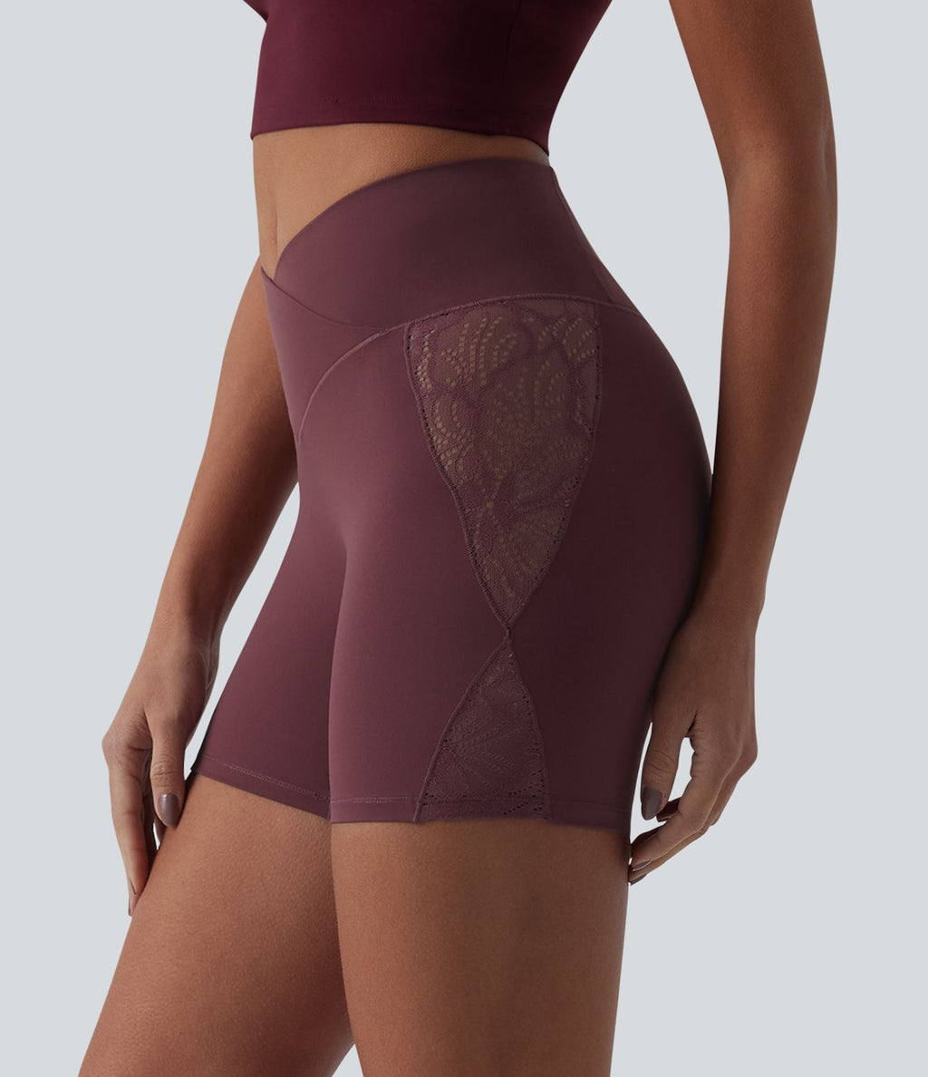 Softlyzero™ Short cycliste yoga taille haute croisé avec dentelle contrastée et poche arrière 12,5 cm - UPF50+
