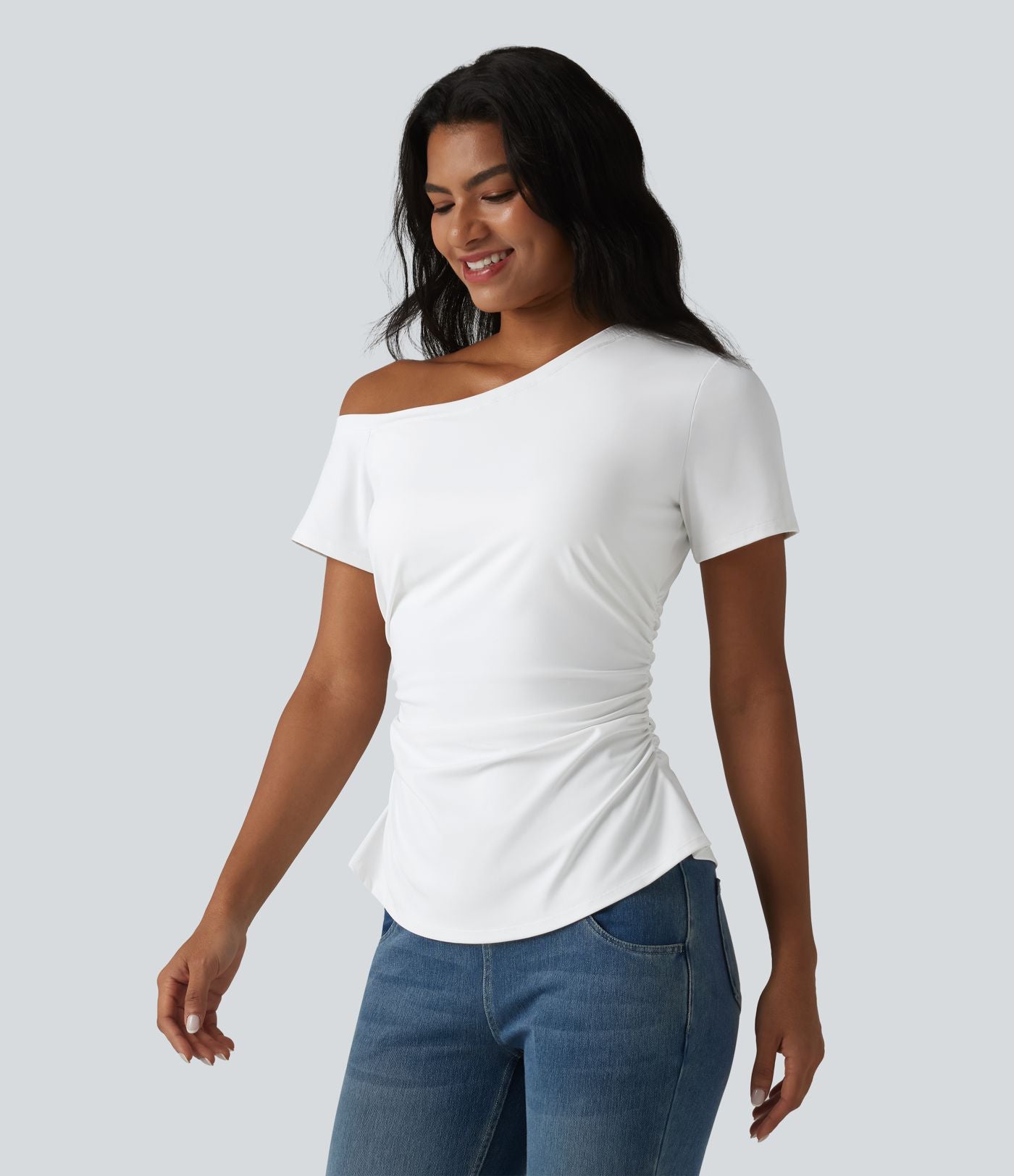 T-shirt SoftlyZero™ Airy asymétrique épaule dénudée froncé avec fente, brassière intégrée et effet frais InstantCool