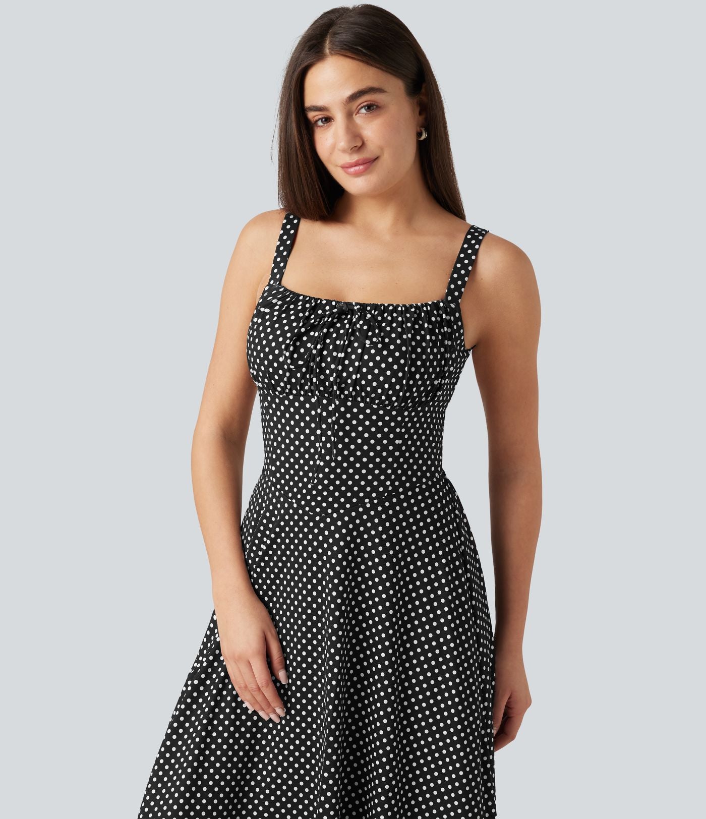 Robe midi fluide à pois à bretelles croisées dos nu col carré sans manches froncée avec soutien-gorge intégré