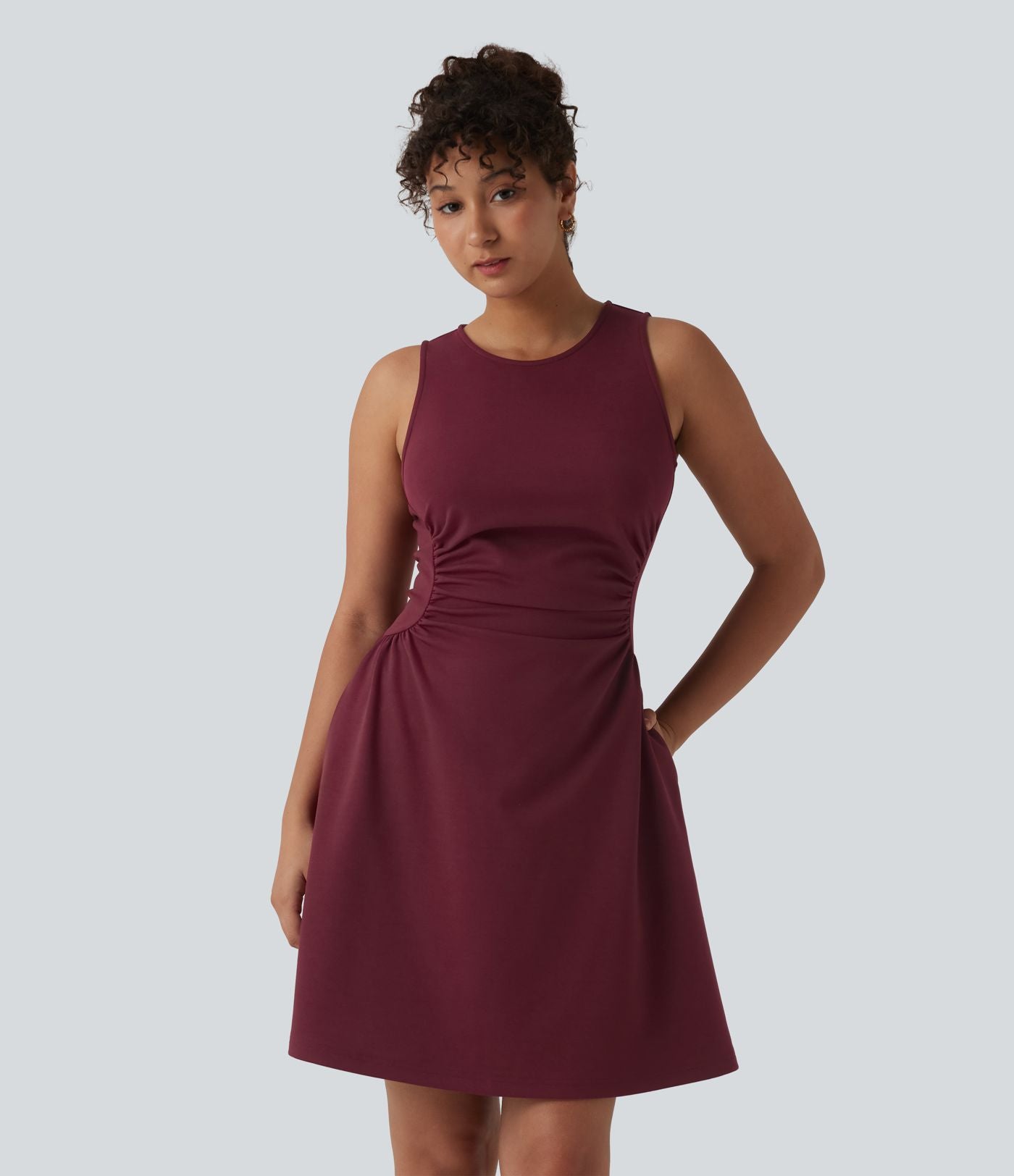 Robe tailleur mini sans manches à col rond froncée avec poches