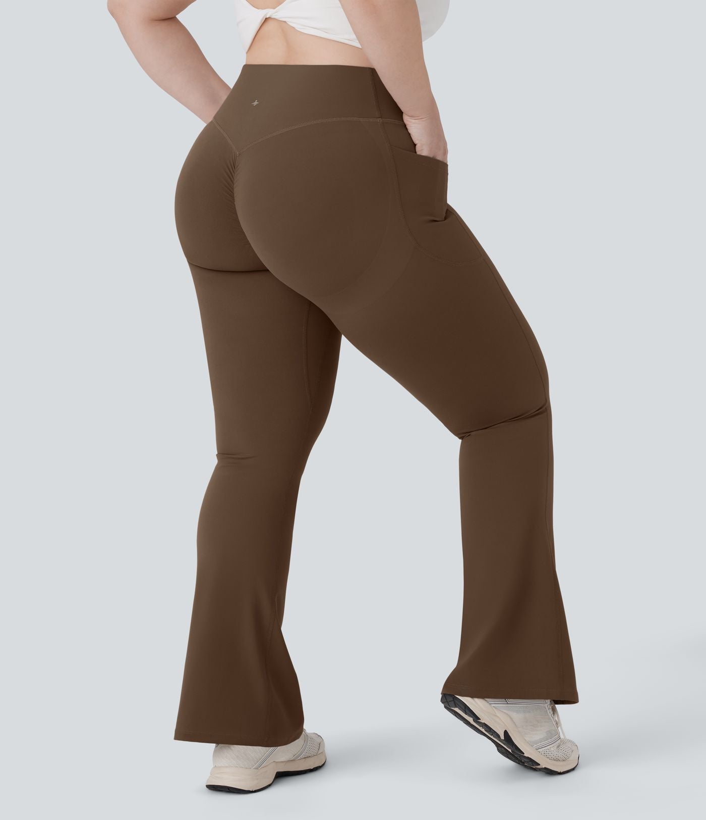 Pantalon de yoga à coupe bootcut gainant galbant taille haute grande taille avec effet scrunch et poches Halara UltraSculpt™