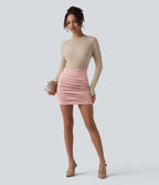 Jupe-short mini moulante taille haute gainante froncée en daim avec ourlet arrondi