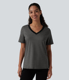 T-shirt décontracté col V manches courtes rayé
