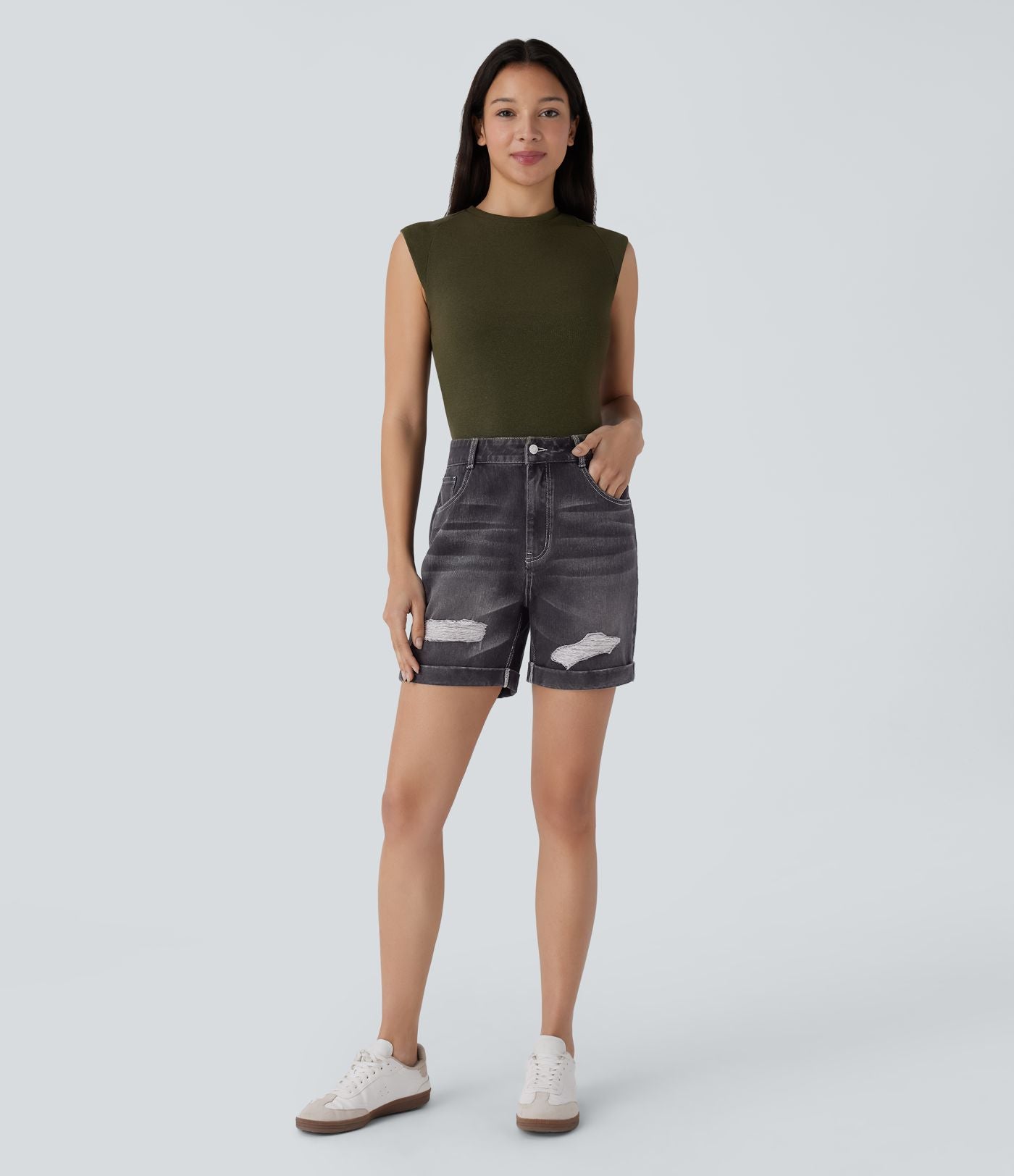 Halara Flex™ Short en denim extensible taille haute avec poches multiples, déchirures, ourlet roulotté et effet délavé