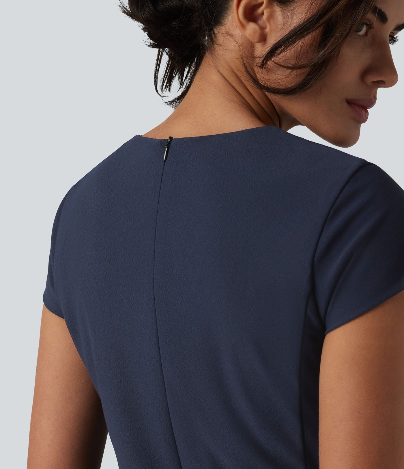 Robe de bureau mini moulante col rond manches courtes avec fermeture éclair invisible et poches