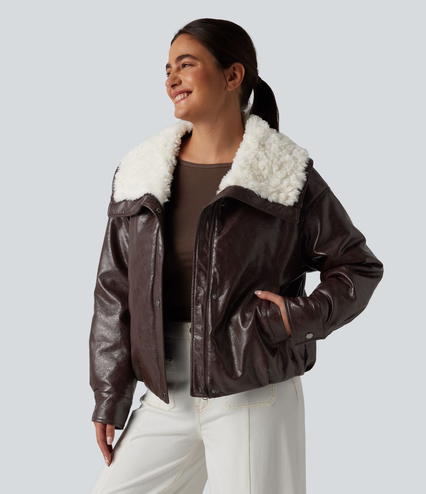 Veste casual en simili cuir à col en fausse fourrure et fermeture éclair avec poches