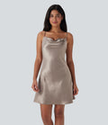 Mini-robe nuisette décontractée en satin à col bénitier avec bretelles ajustables